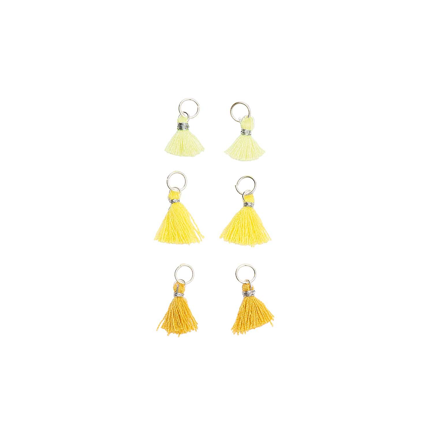 Mini-Quasten mit Öse 1,1cm 6 Stück von Rico Design in Gelb, perfekt für kreative Bastelprojekte. Sechs gelbe Quasten auf schwarzem Hintergrund.