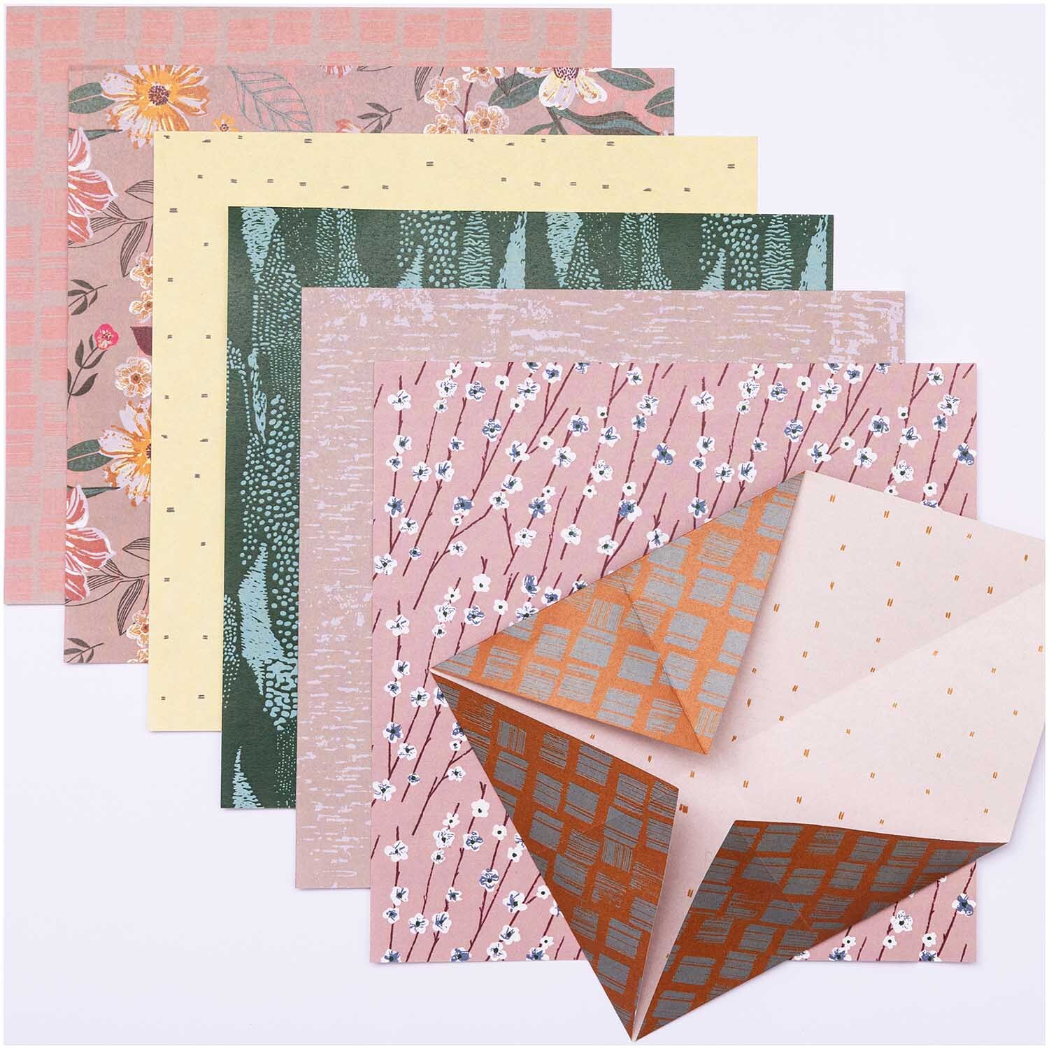 Paper Poetry Origami Nature Matters 15x15cm 50 Blatt zeigt bunte Origami-Papiere mit floralen Mustern in Rosa, Grün und Beige.