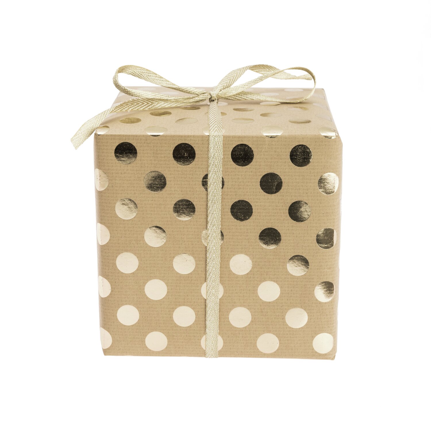 Paper Poetry Geschenkpapier mit goldenen Punkten auf braunem Hintergrund, dekoriert mit Schleife. Ideal für stilvolle Geschenke.