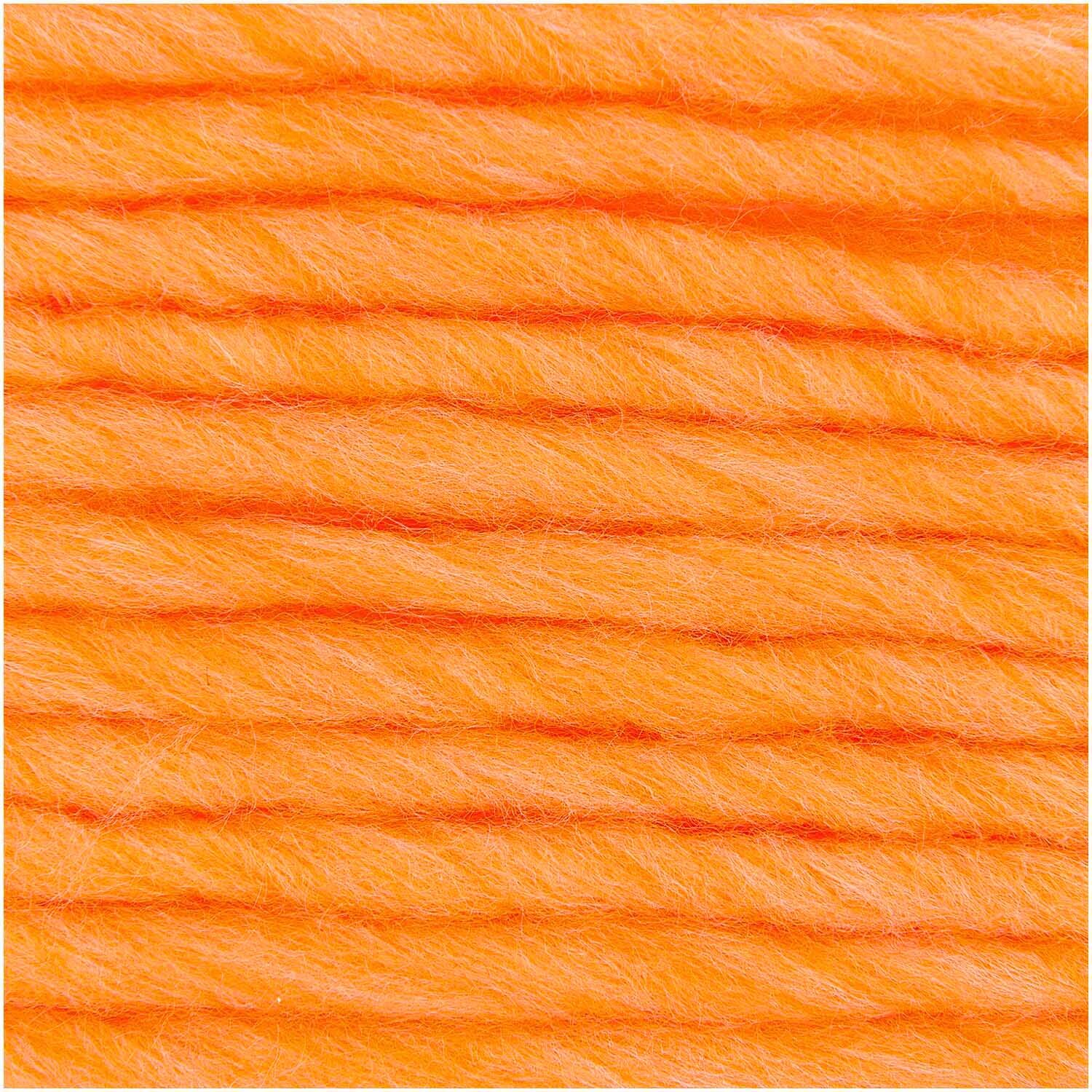 Essentials Super super chunky Wolle in leuchtendem Neonorange von Rico Design, 100g, 90m. Ideal für kreative Strickprojekte.