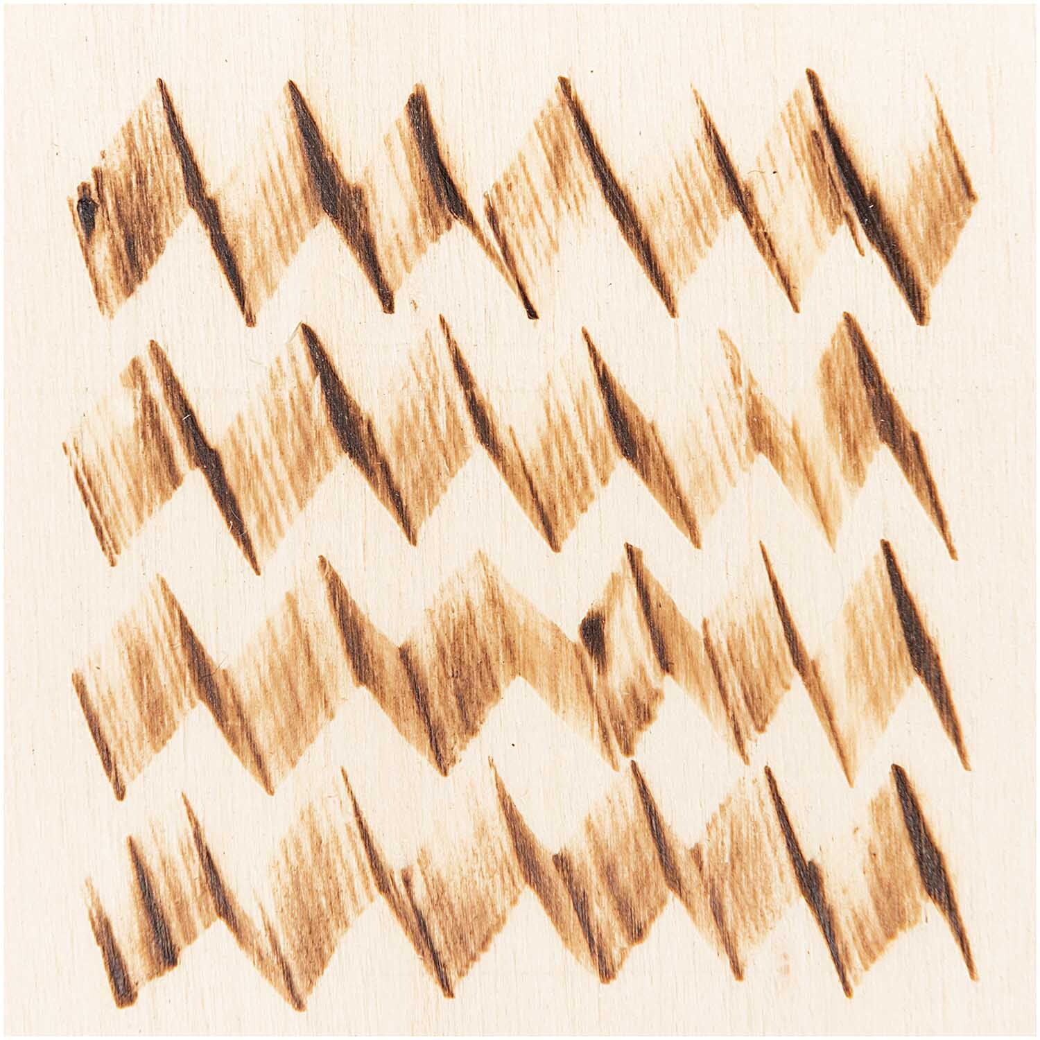 Brandmalkolben-Set inkl. 5 Aufsätze von Rico Design, zeigt ein Holzbrett mit Zickzack-Muster.