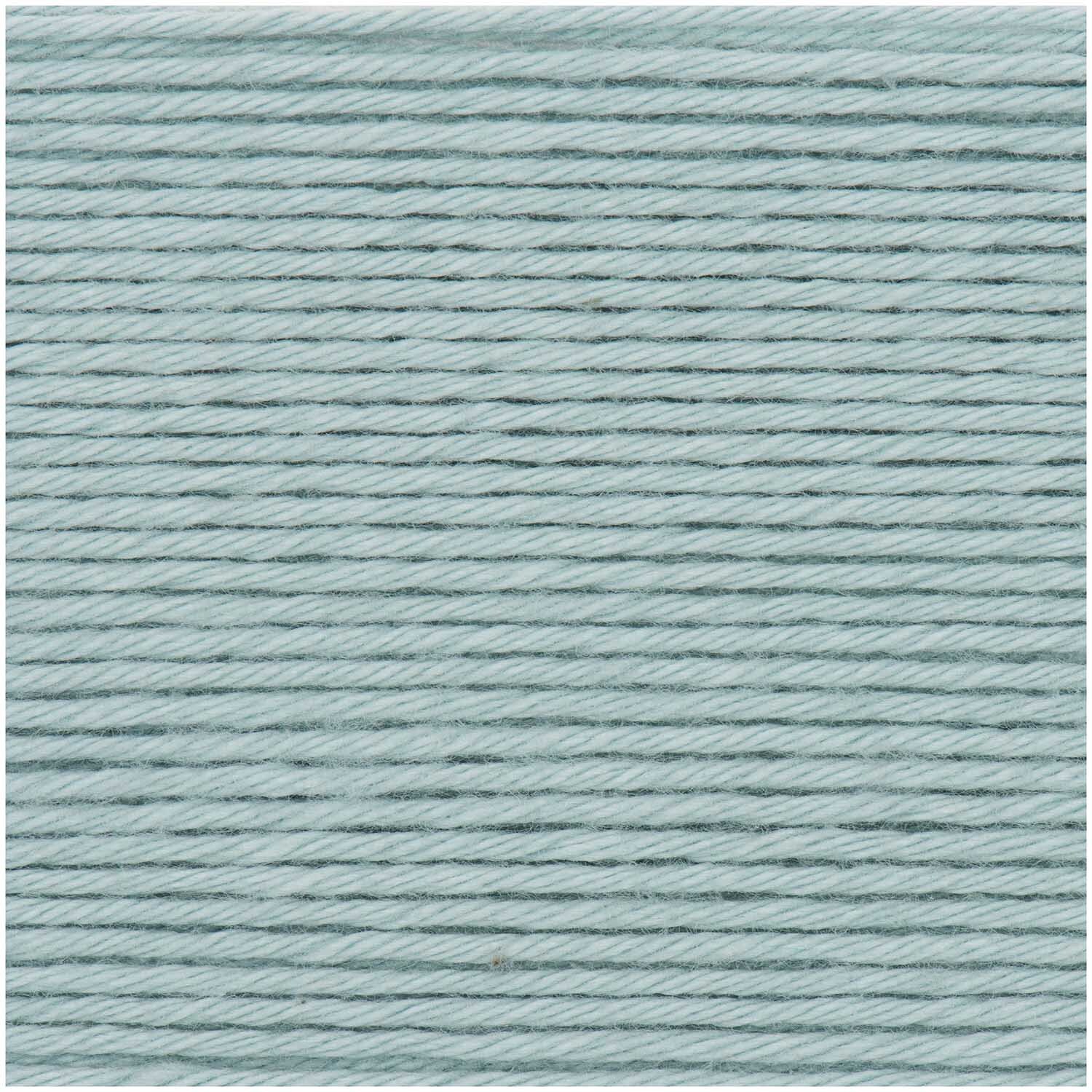 Rico Baby Cotton Soft dk in Patina zeigt weiches, pastellgrünes Garn, ideal für Strickprojekte.