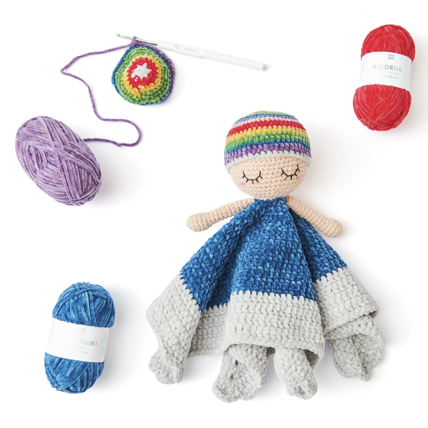 Ricorumi Baby Blankies Nilli Nilli zeigt eine bunte Auswahl an Häkelgarnen in Nude, Blau, Silbergrau, Rot, Senf, Grün, Lila und Pink von Rico Design.