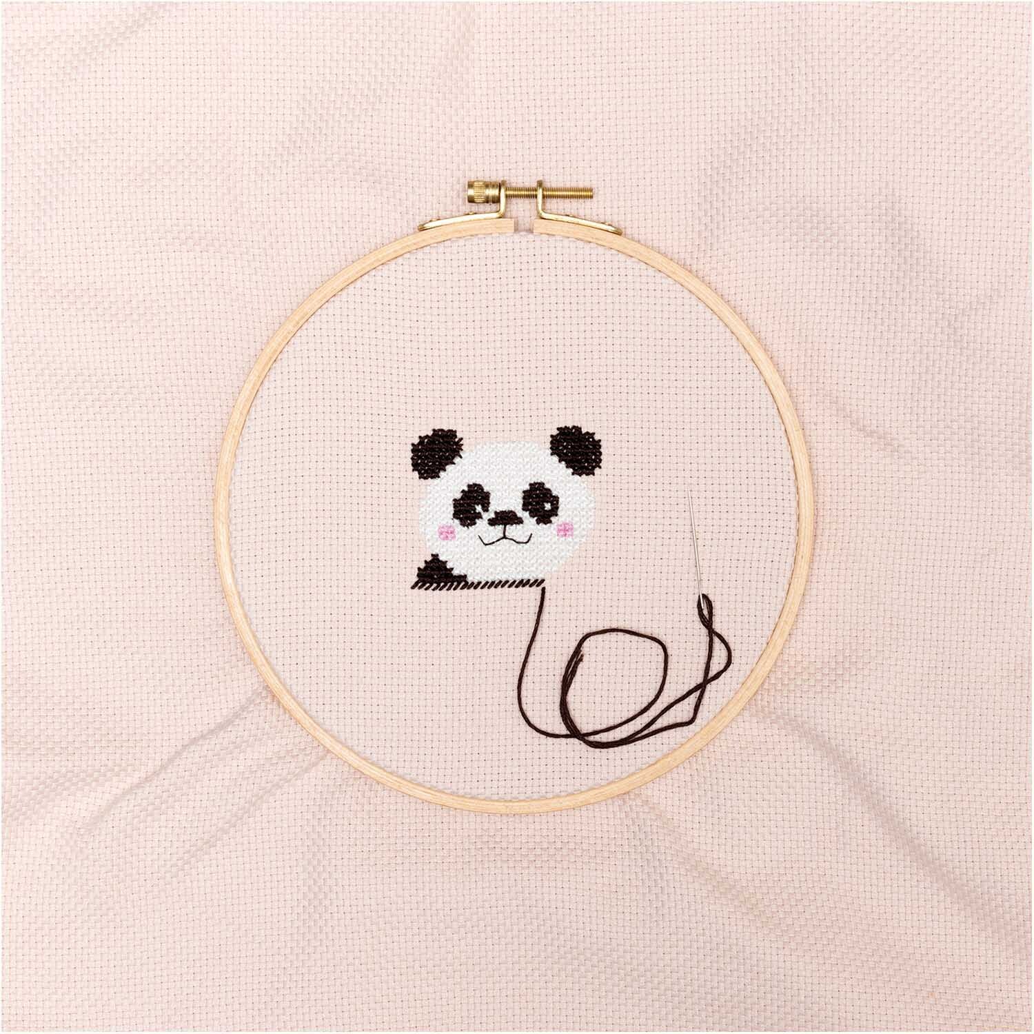 Mönchstoff 4,6 Stiche/cm 50x140cm: Stickrahmen mit Panda-Motiv auf puderfarbenem Stoff von Rico Design.