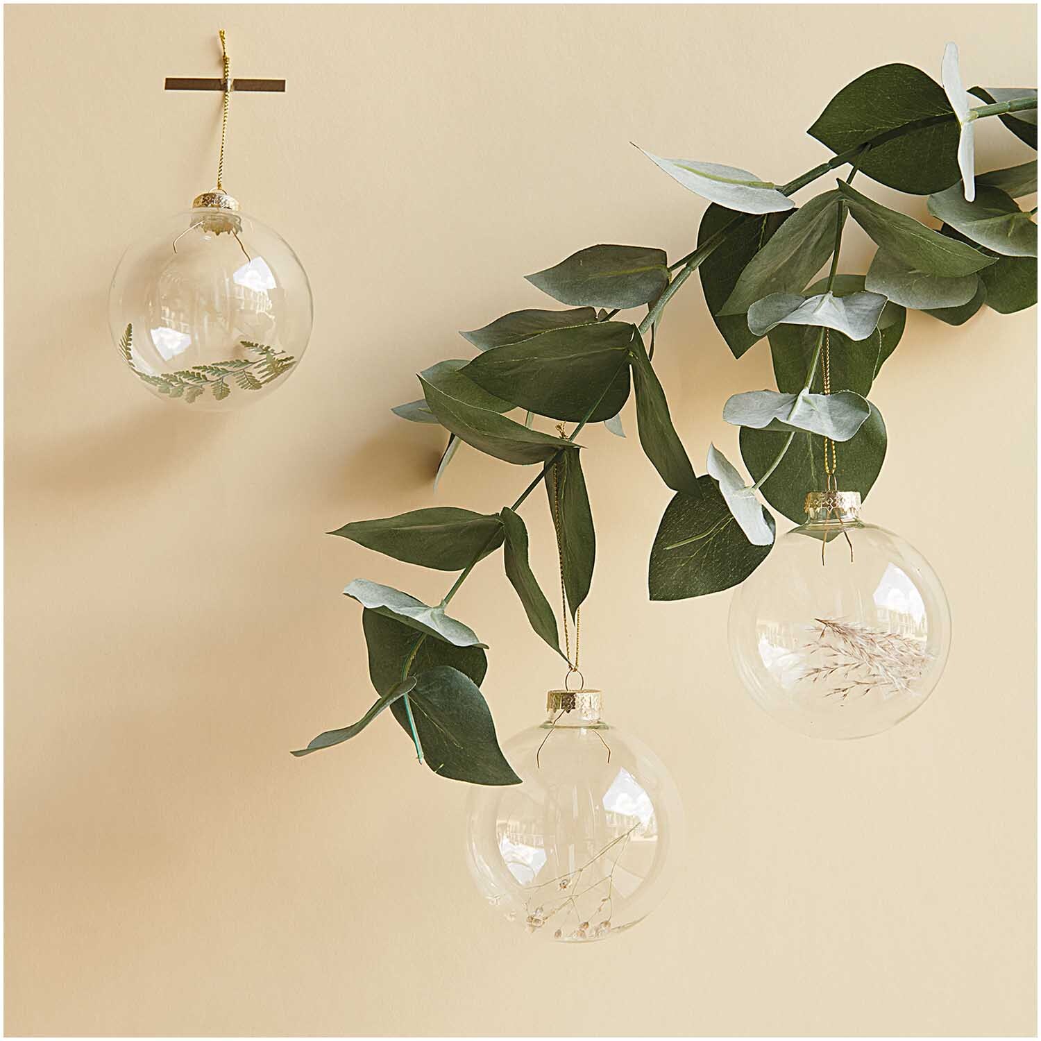 Glaskugel Baumschmuck mit Trockenschleierkraut 8cm von Rico Design