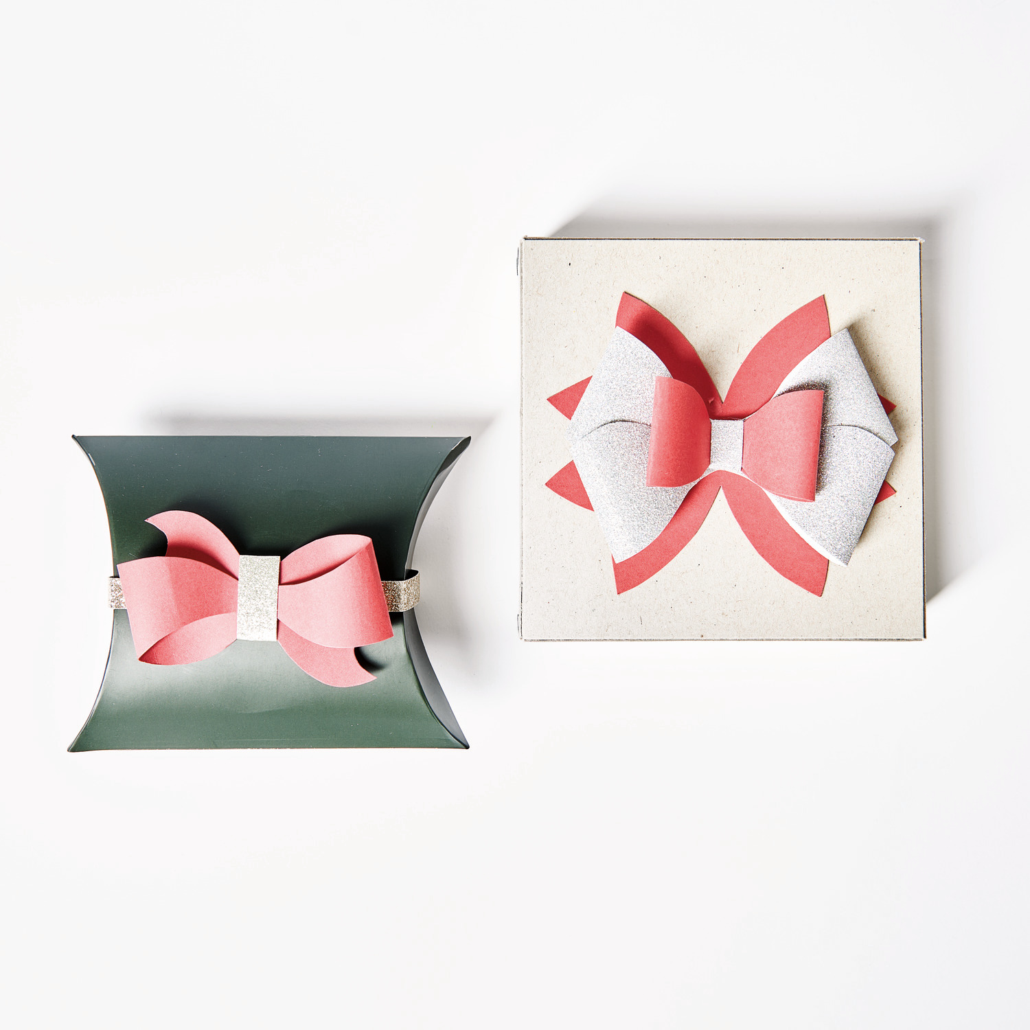 Paper Poetry Bastelpapierblock Put a Bow on It zeigt zwei Geschenkboxen mit dekorativen Schleifen.