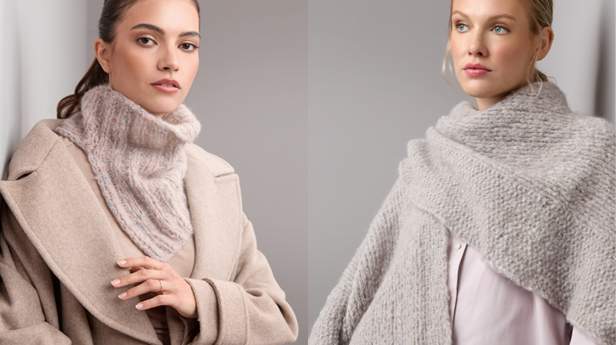 Zwei Bilder nebeneinander. Eine Frau trägt einen gestrickten Kragen und eine Frau trägt einen gestrickten Schal.