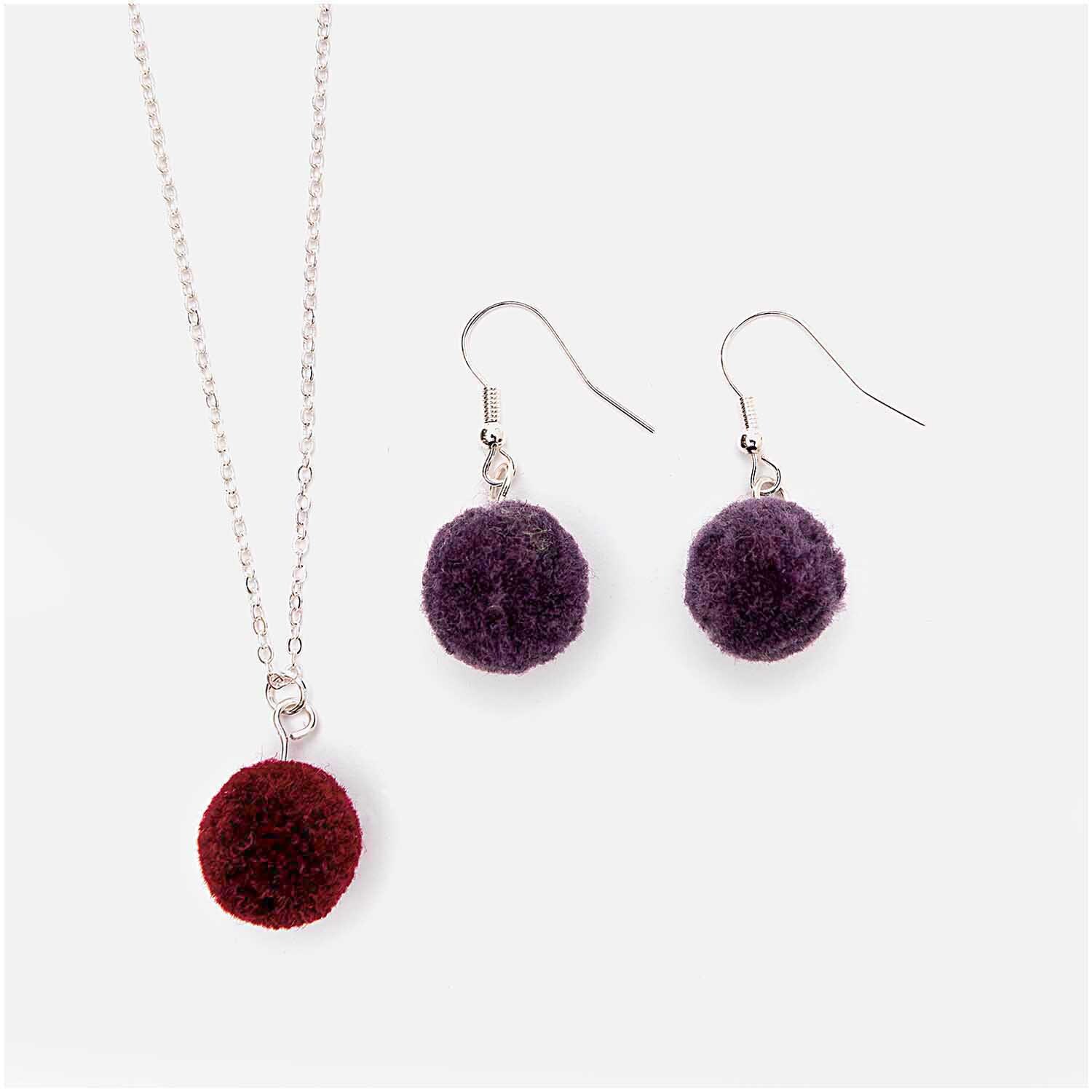 Mini-Pompons mit Öse 1,5cm von Rico Design, lila und rot, als Ohrringe und Kette präsentiert.