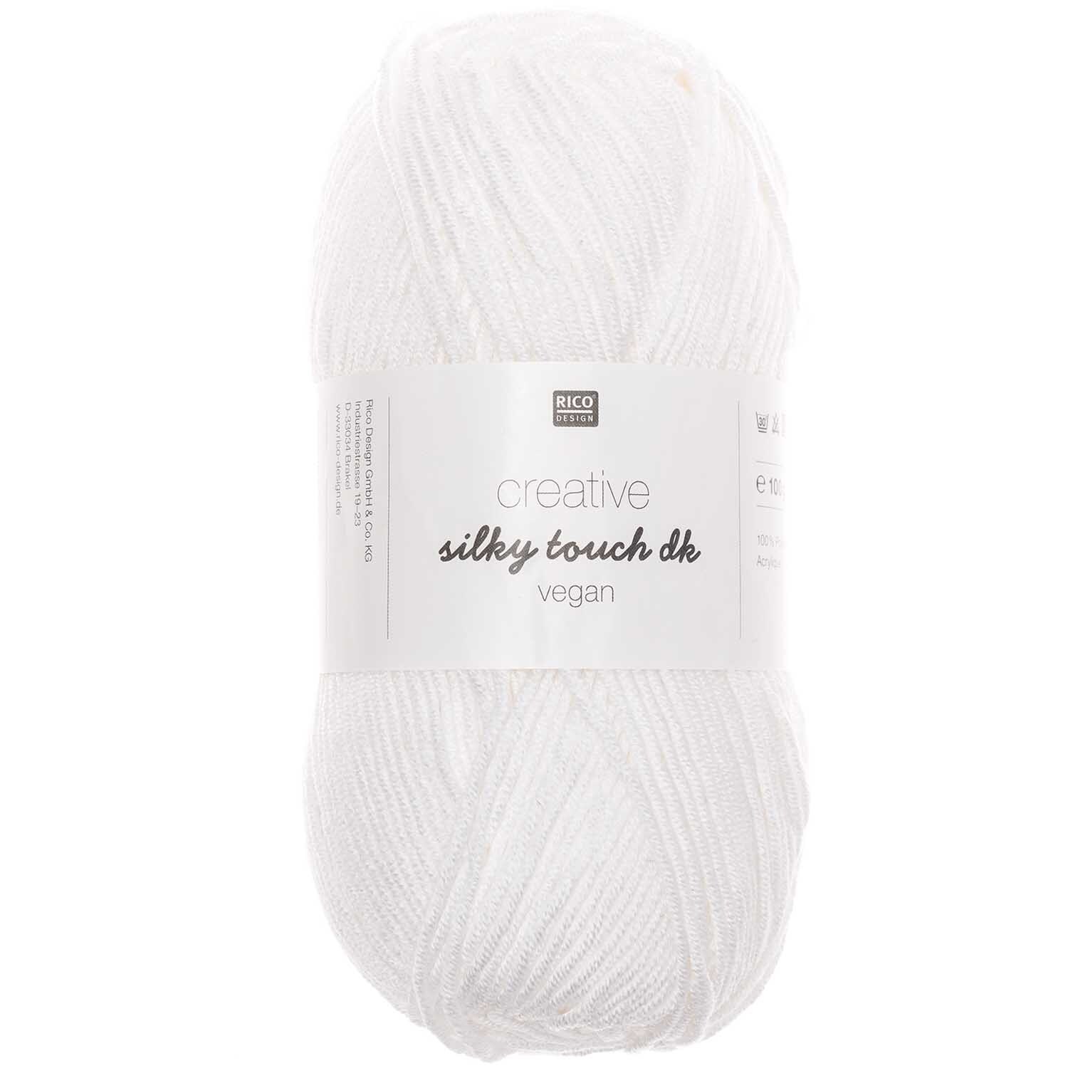 Creative Silky Touch dk: Weißes Garnknäuel von Rico Design, vegan, 100g, 220m, ideal für Strickprojekte.
