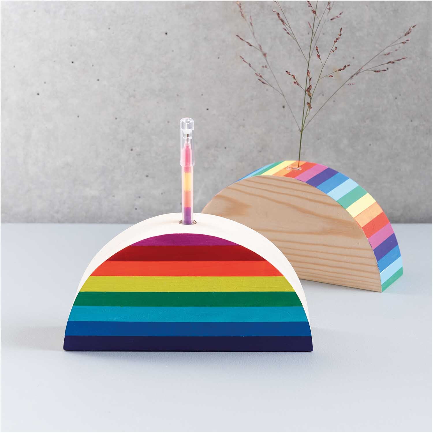 Holz-Regenbogen mit kleiner Glasvase, farbenfrohes Design von Rico Design, auf hellem Hintergrund.