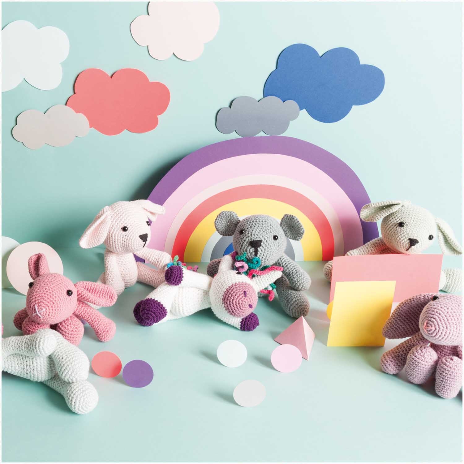 Knöpfe braun-schwarz 8,5mm 4 Stück mit Steg von Rico Design. Bunte Häkeltiere vor Regenbogen und Wolken.