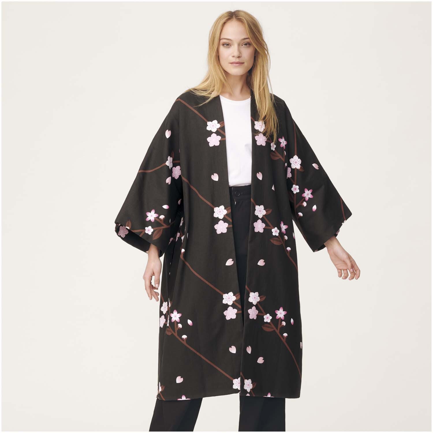 Stoffabschnitt Canvas Kirschblüten zeigt ein elegantes Kimono-Design mit zarten Blütenmotiven. Ideal für stilvolle Nähprojekte.