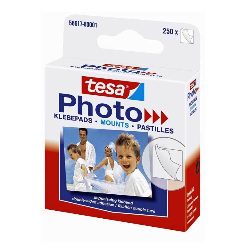 Photo Klebepads weiß 250 Stück von tesa in einer Verpackung mit lächelnden Kindern am Strand.