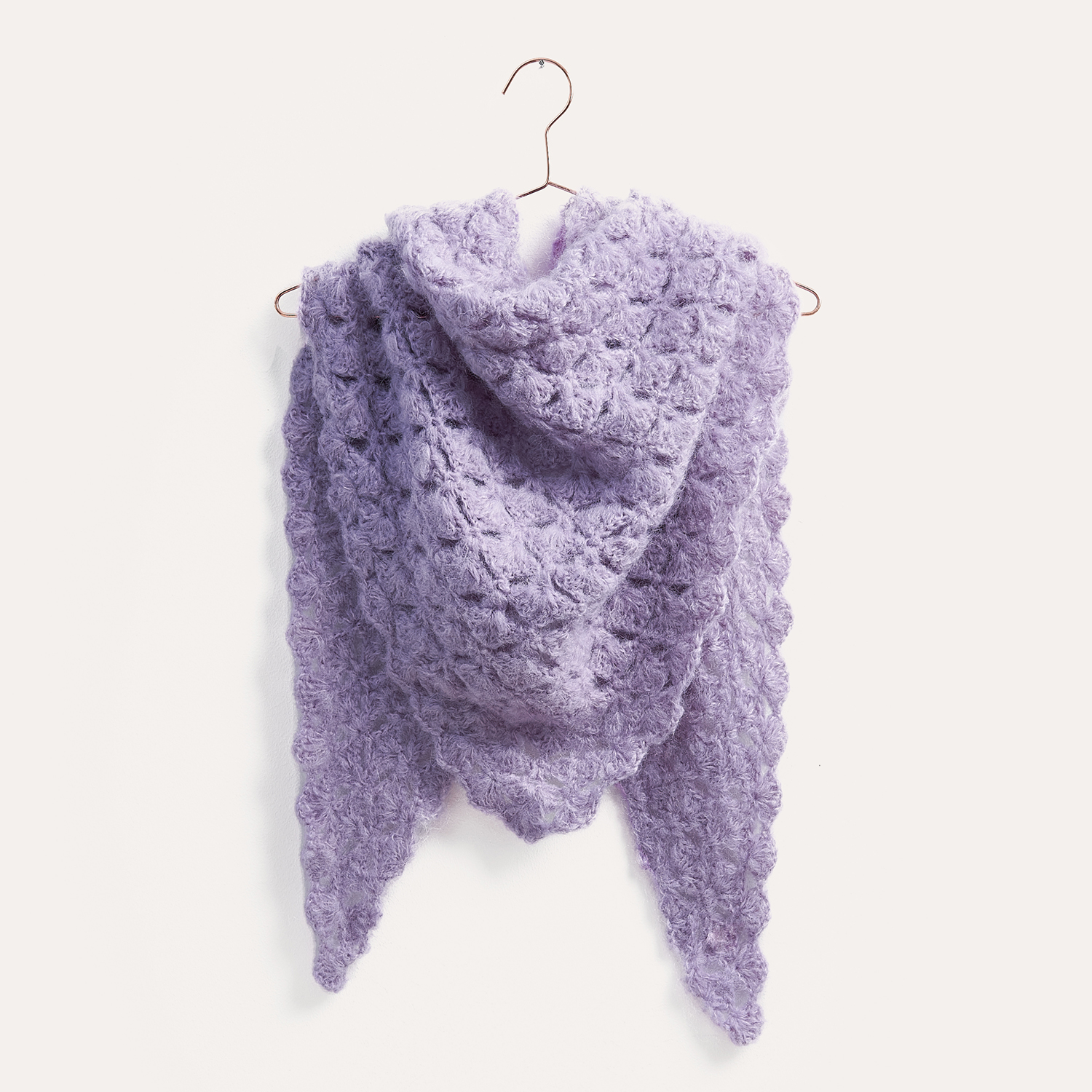 Gehäkeltes Dreieckstuch in Lila: Modell 05 aus dem Heft Winter Crochet Collection
