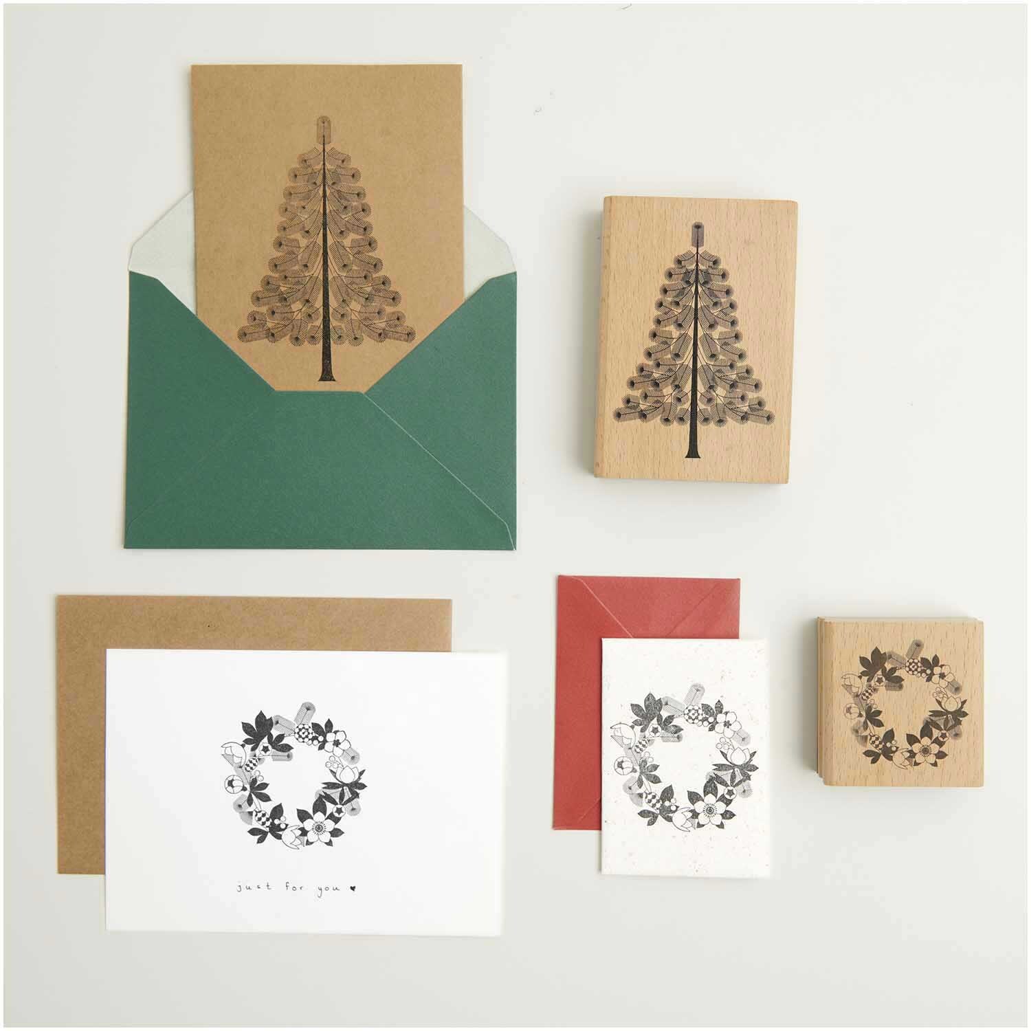 Paper Poetry Stempel Kranz 7x7cm zeigt einen dekorativen Kranz auf Karten und Umschlägen. Ideal für kreative Bastelprojekte.