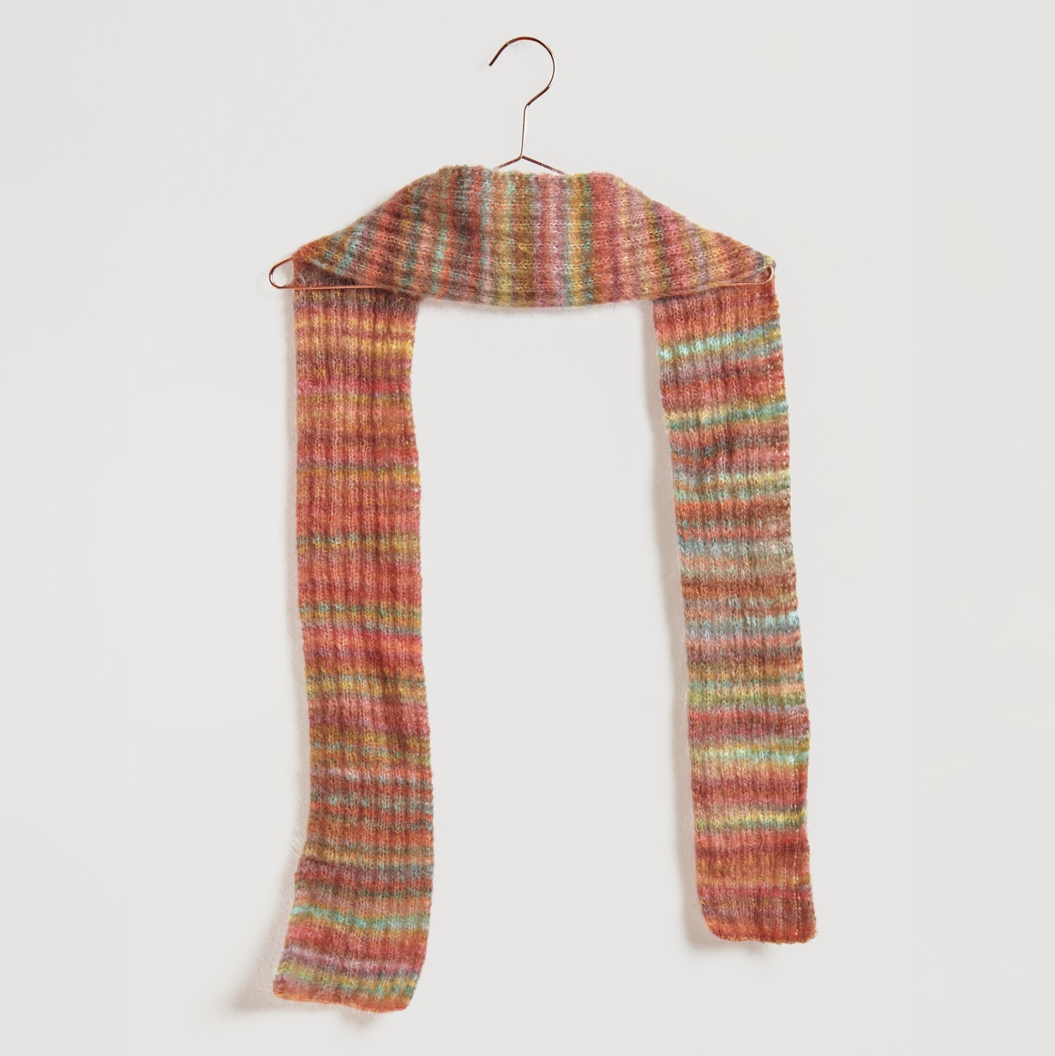 Gestrickter Schal mehrfarbig