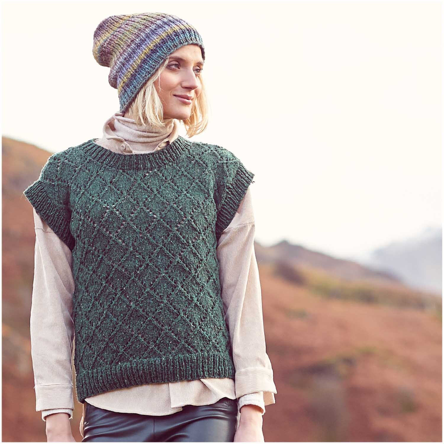 Fashion Modern Tweed aran: Frau trägt grünen Strickpullover von Rico Design in natürlicher Umgebung.