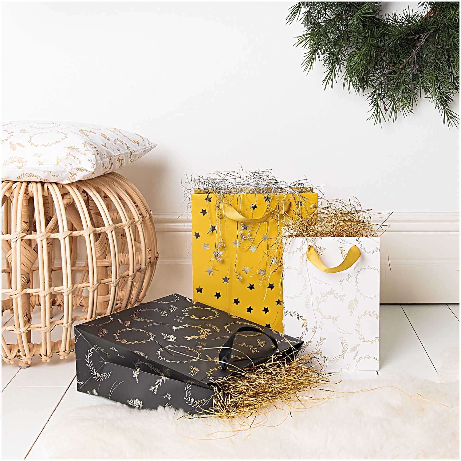 Paper Poetry Geschenktüte Nostalgic Christmas Baumschmuck schwarz 18x26x12cm von Rico Design