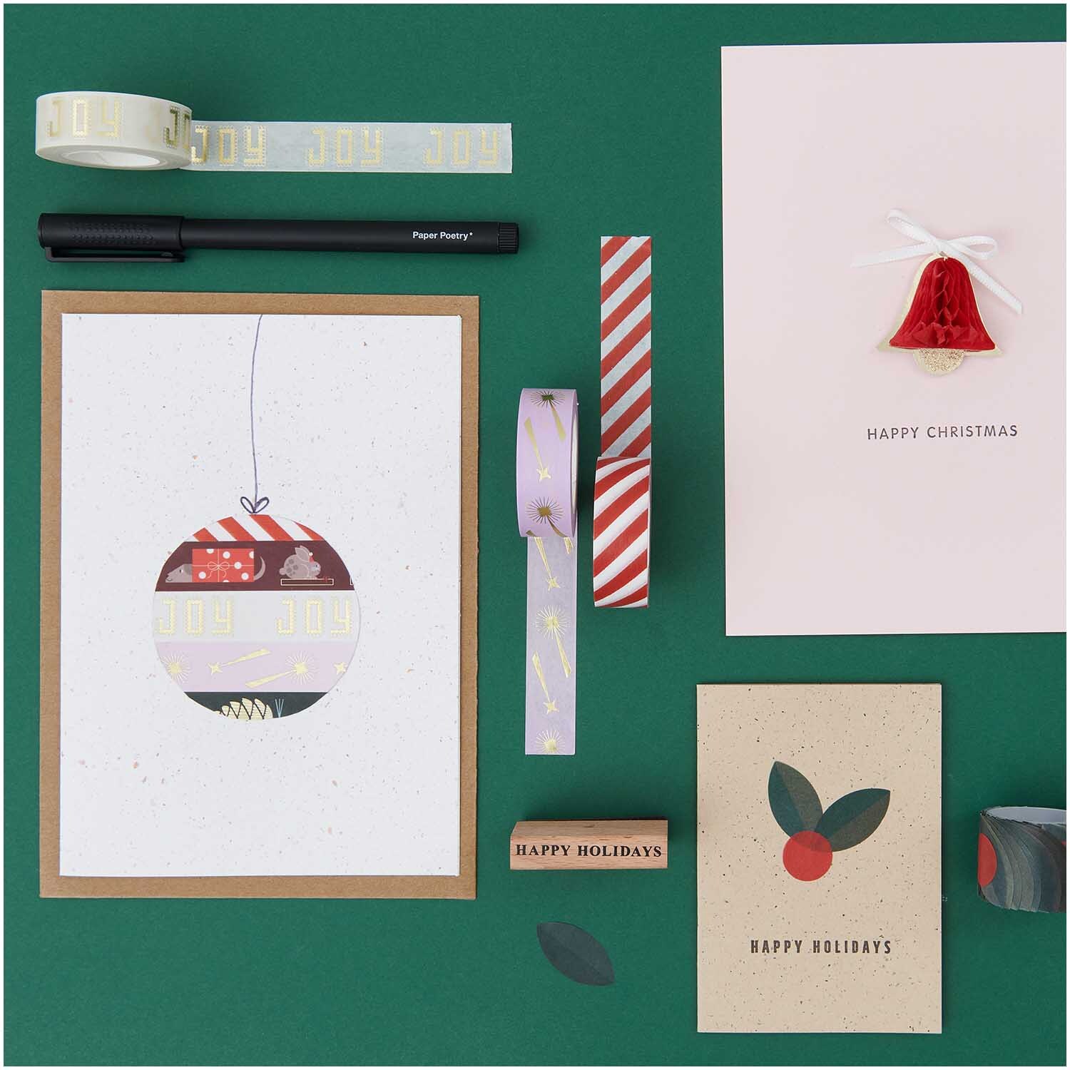 Paper Poetry Kartenset offwhite B6/B6, 20-teilig, mit weihnachtlichen Karten und Dekorationen auf grünem Hintergrund.