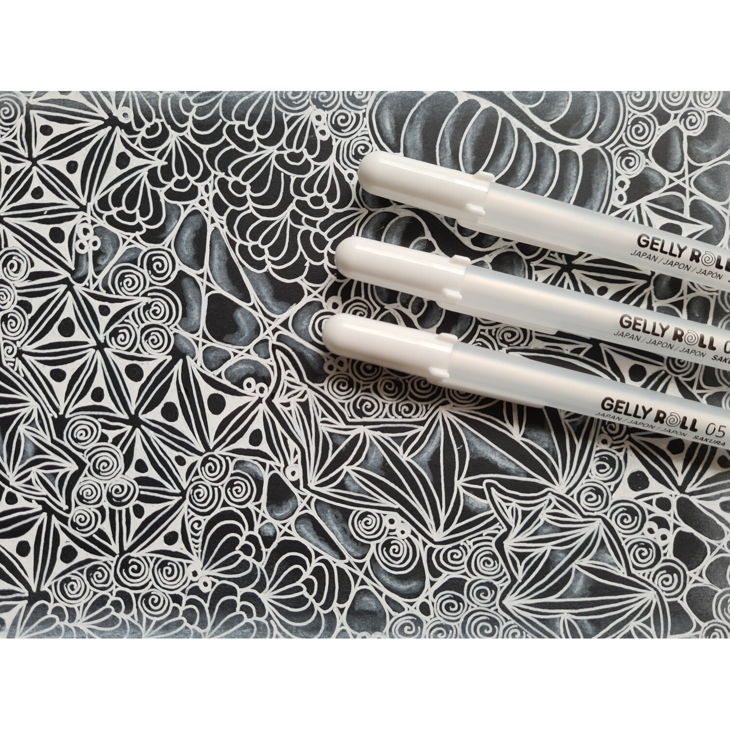 3D-Roller Gelly Roll Gelstift weiß auf kunstvollem, schwarz-weißem Hintergrundmuster. Ideal für kreative Zeichnungen.