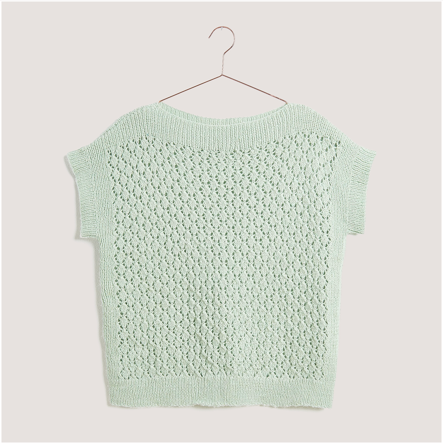 Strickset Top Modell 27 aus Lovewool Nr. 18, gestricktes Oberteil in zartem Mintgrün auf einem Kleiderbügel.