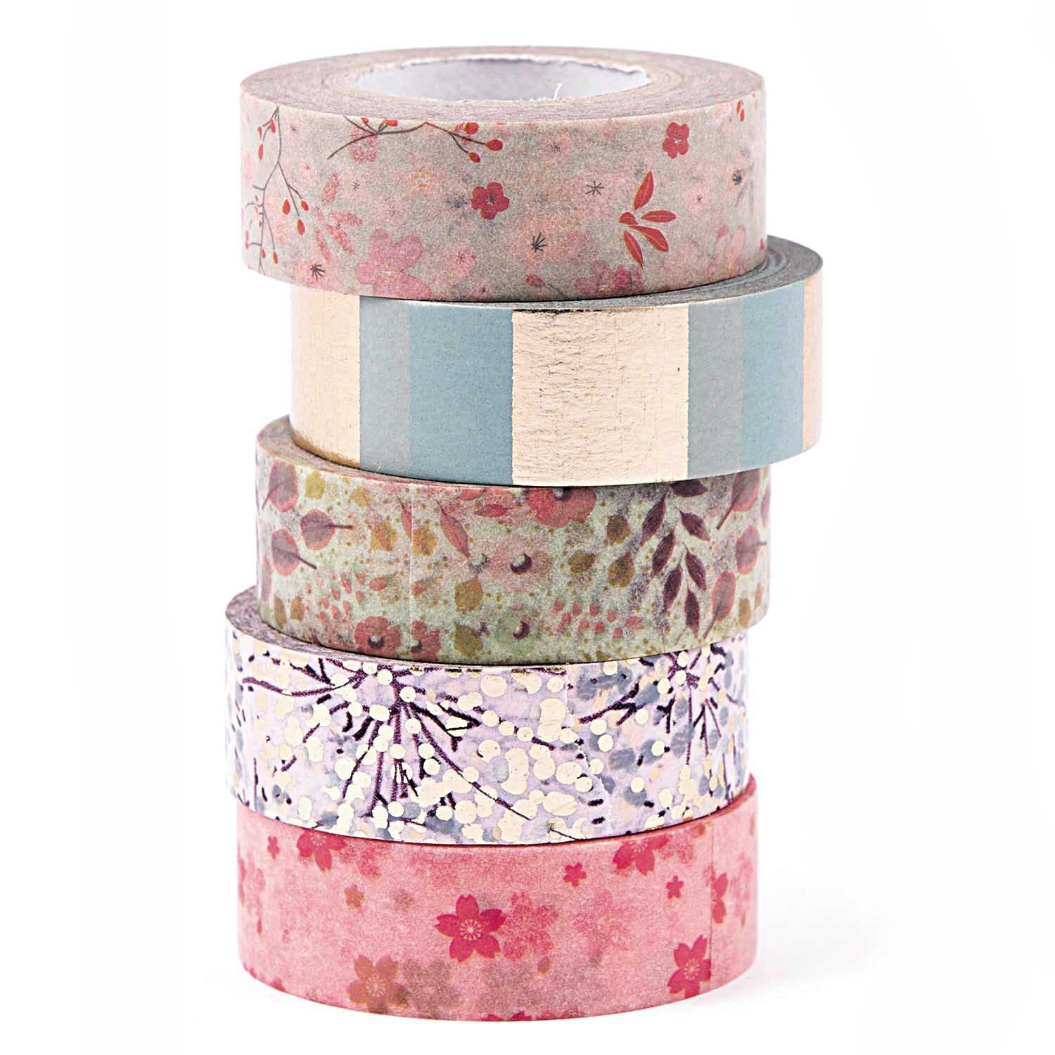 Paper Poetry Tape Set Bouquet Sauvage mit floralen Mustern in sanften Farben, 5 Rollen übereinander gestapelt.
