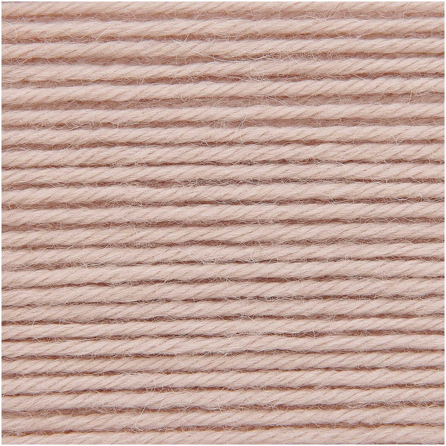 Essentials Baby Alpaca & Merino aran von Rico Design in Beige zeigt weiche, gleichmäßige Wollfasern. Ideal für Strickprojekte.