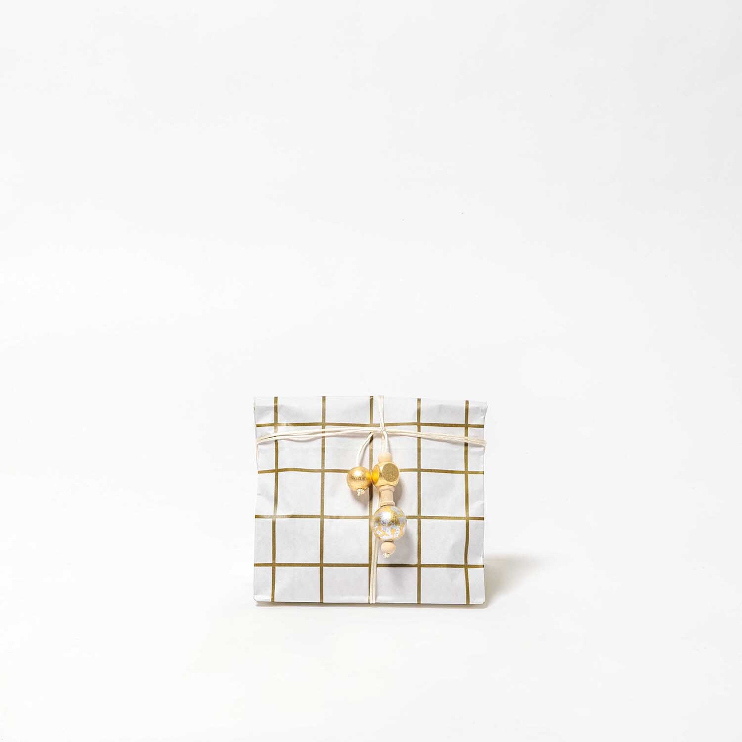 Paper Poetry Maxi-Blockbodenbeutel S Karo, dekorativer Beutel in Weiß-Braun-Gold mit Karomuster, ideal für stilvolle Verpackungen.