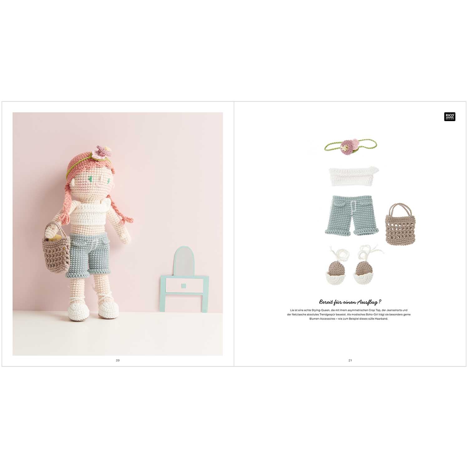 Ricorumi Dollies deutsch: Gehäkelte Puppe mit rosa Haaren, blauer Hose und weißem Oberteil, neben Accessoires.