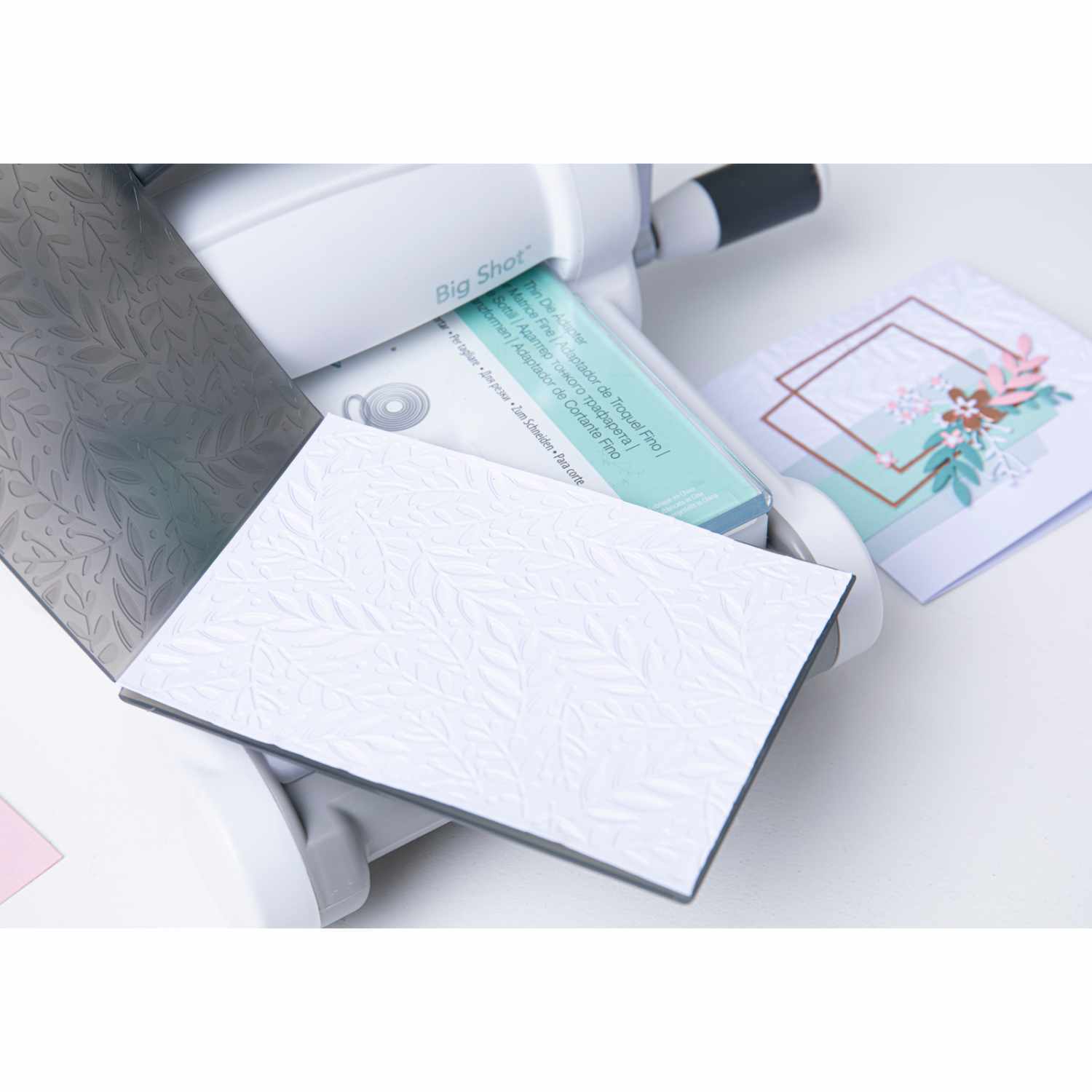 Big Shot Starter Set von Sizzix: Prägemaschine mit A5-Zubehör, ideal für kreative Bastelprojekte.