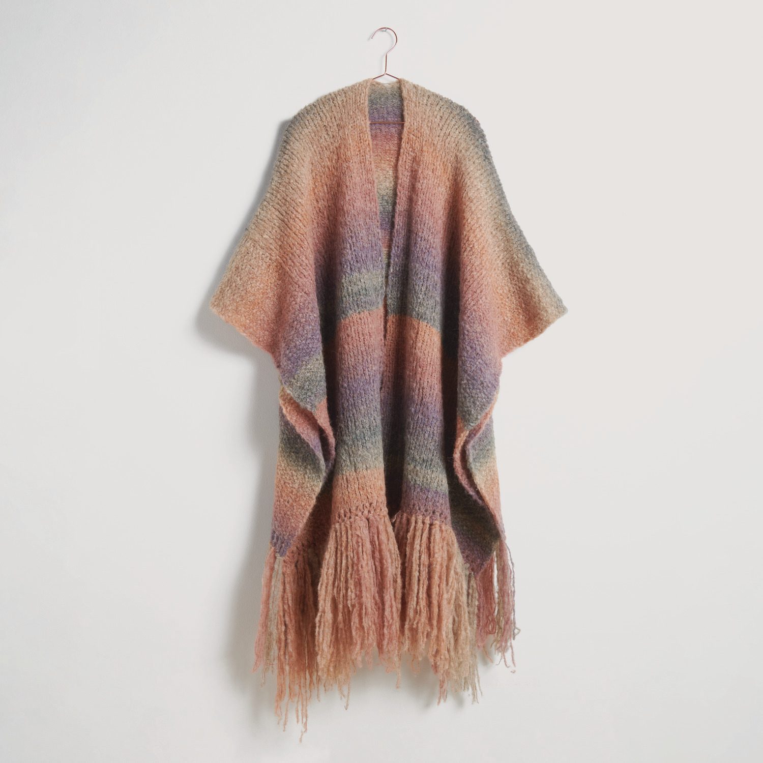 Bunter Poncho auf grauem Hintergrund – zum Strickset