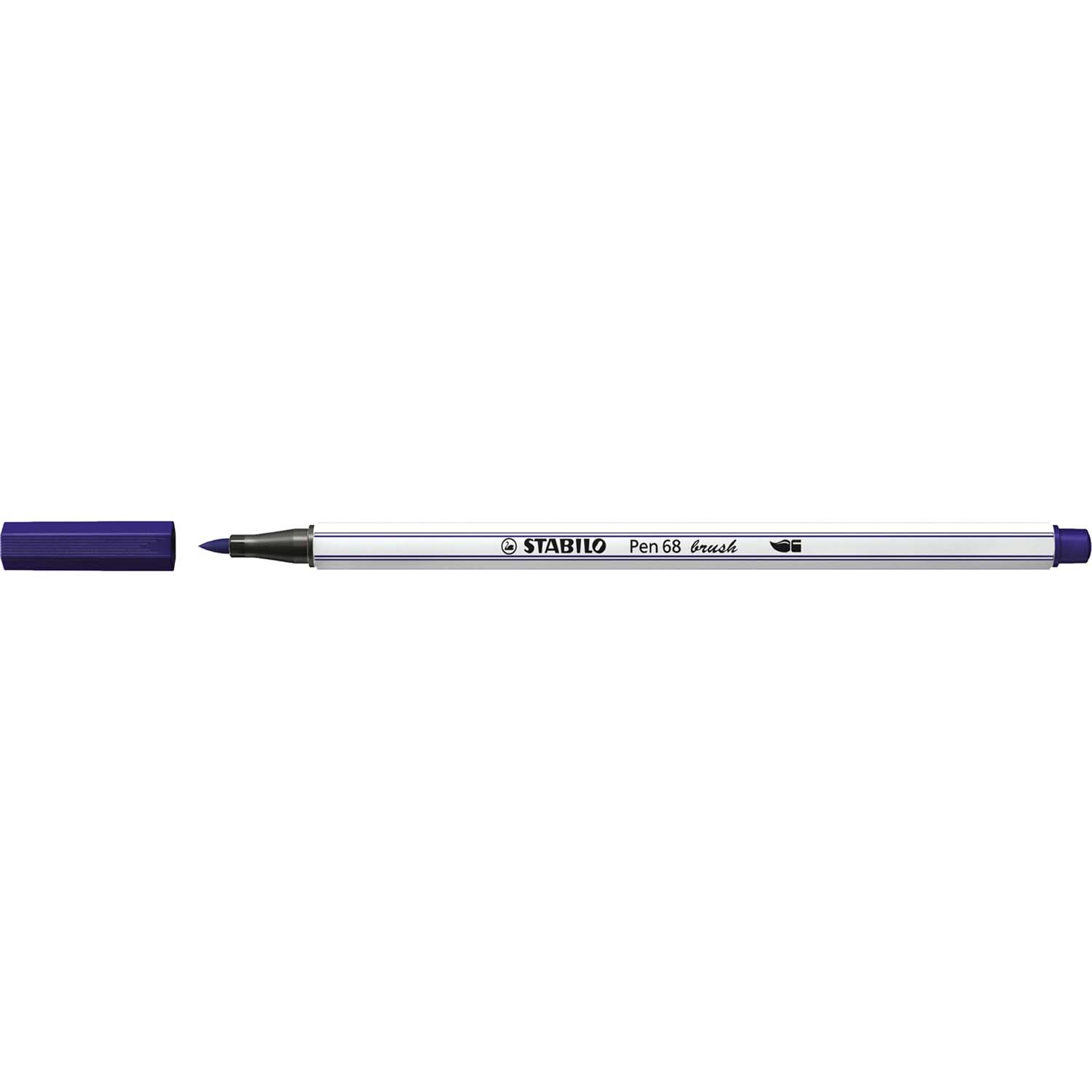 Pen 68 brush in Preußischblau von STABILO, abgebildet mit abgenommenem Deckel auf weißem Hintergrund.