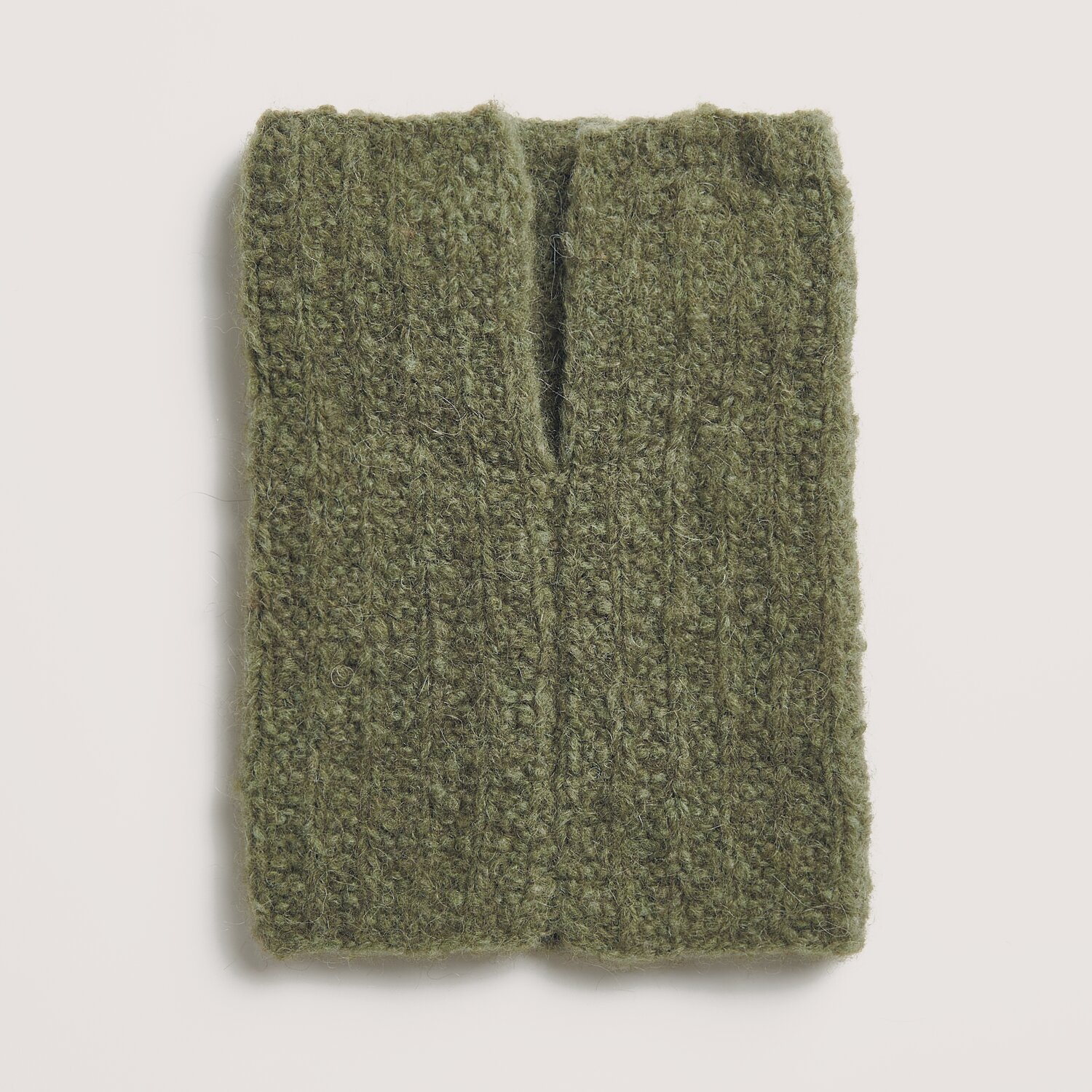 Made by Me No. 21 Herbst-Winter: Olivfarbene gestrickte Handstulpen aus Alpaka Superfine.