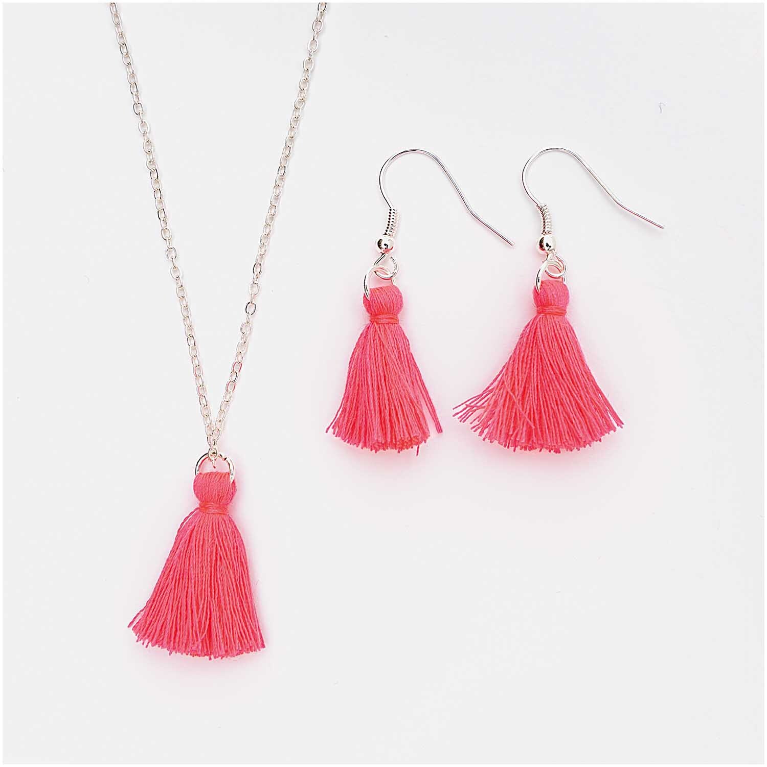 Quasten mit Öse 2,2cm 2 Stück: Schmuckset mit neonpinken Quasten, bestehend aus Kette und Ohrringen. Ideal für modische Akzente.