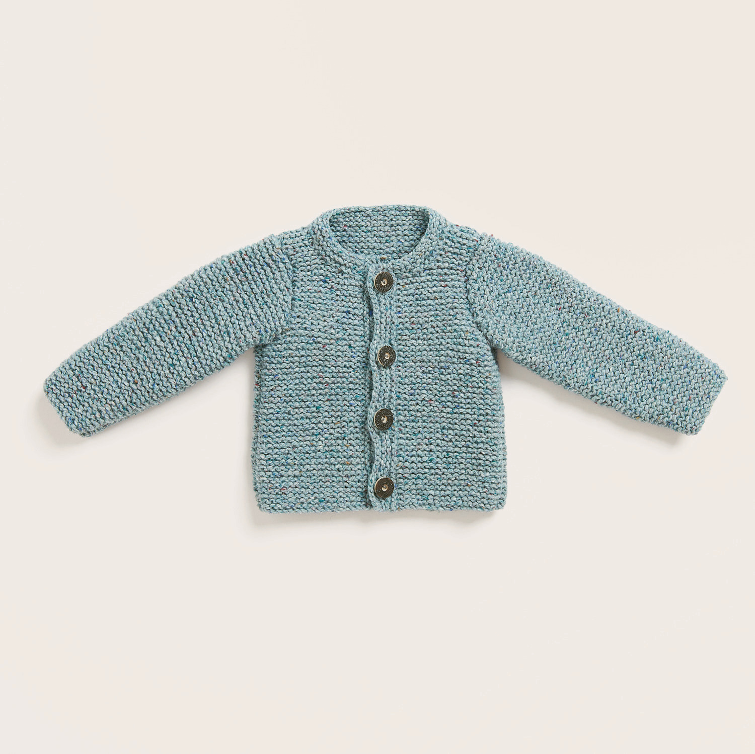 Strickset Babyjanker Modell 16 in Hellblau mit Trachtenknöpfen in Hirschhornoptik. Ideal für modische Babybekleidung.