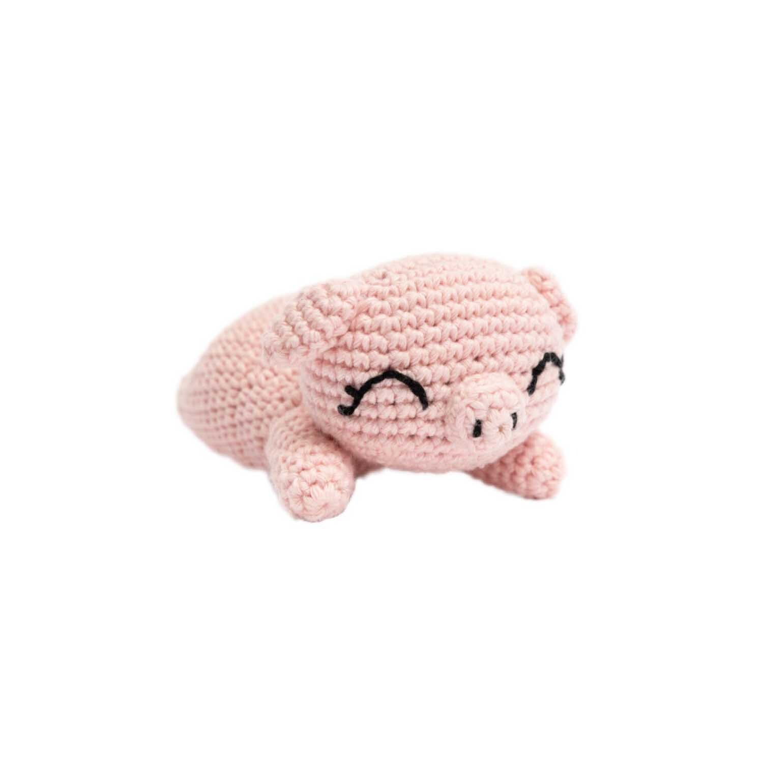 Creative Ricorumi dk: Ein gehäkeltes rosa Schweinchen aus Rico Design Wolle, 25g, liegt entspannt.