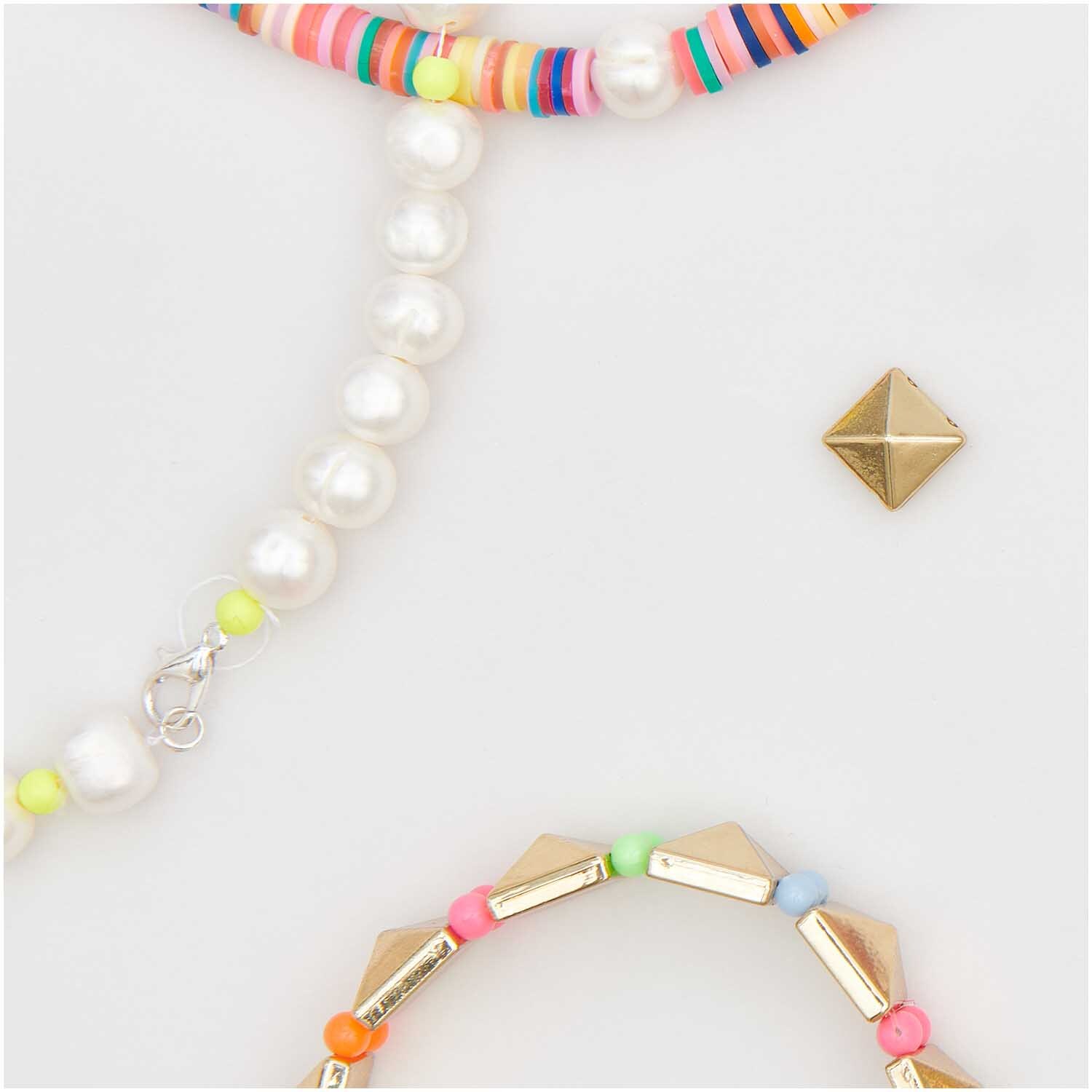 Itoshii Kunststoffperlen zeigen ein farbenfrohes Armband-Design mit pastellfarbenen Perlen und goldenen Akzenten.