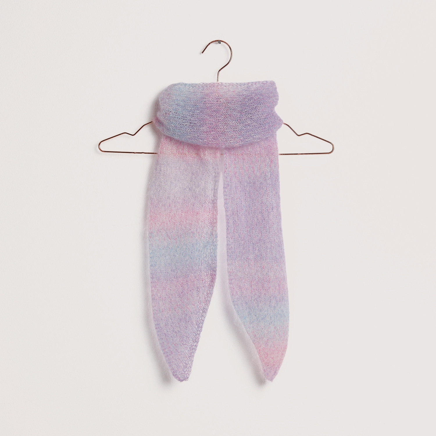 Tuch auf grauem Hintergrund – zum Strickset