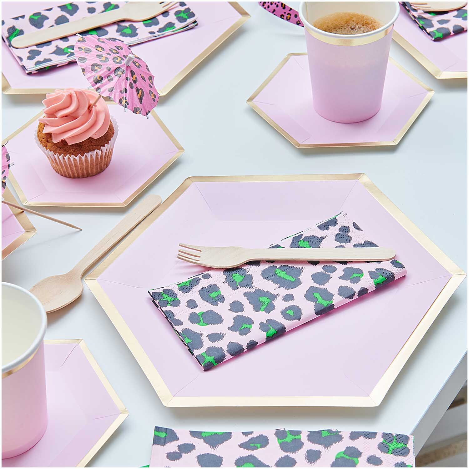 Servietten Acid Leo rosa-grün 33x33cm 20 Stück auf rosa Tisch mit Geschirr und Cupcake.