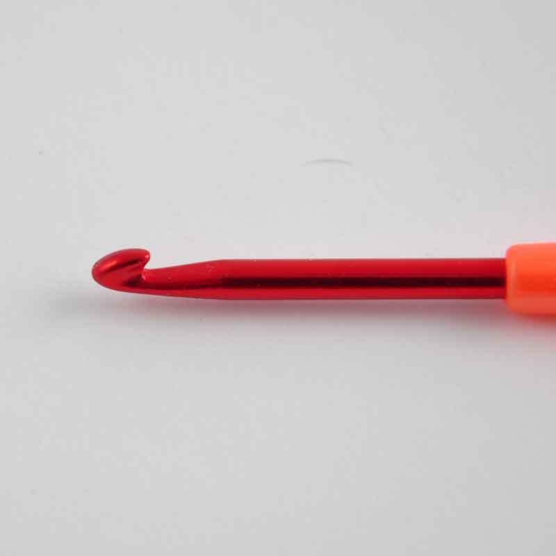 Häkelnadel 15cm von Rico Design in leuchtendem Rot mit ergonomischem Griff auf weißem Hintergrund.