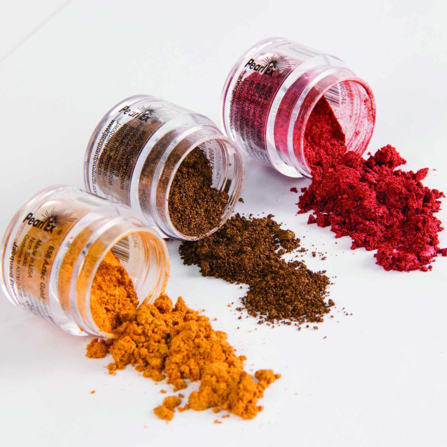 Pearl Ex Powdered Pigments 3g: Drei geöffnete Dosen mit roten, braunen und orangefarbenen Pigmenten von JACQUARD.