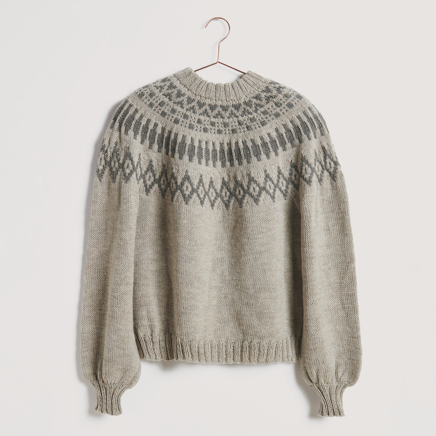 Norweger Pullover auf grauem Hintergrund – zum Strickset