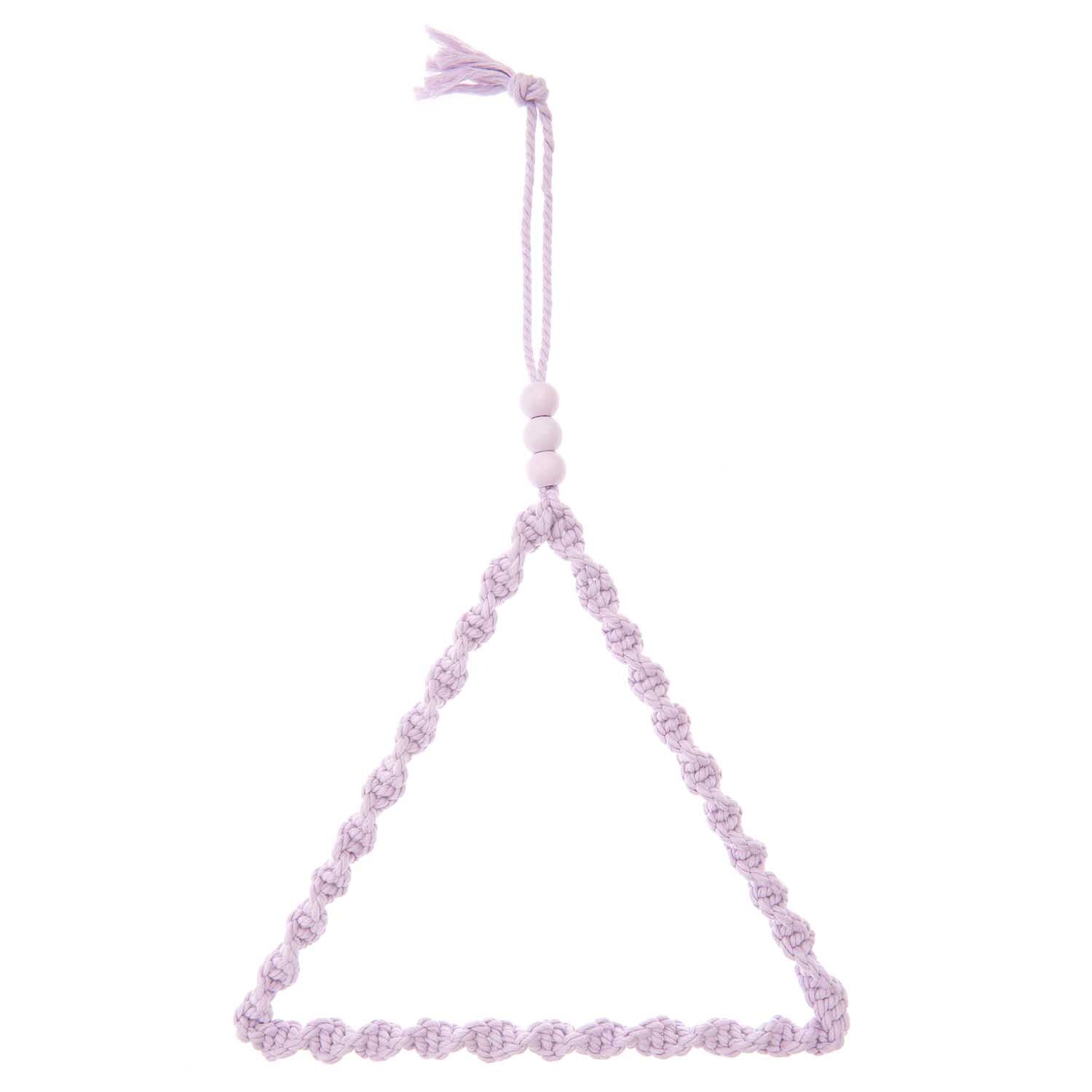 Makramee Set umknotetes Dreieck aus Rico Macrame: Lila Dreieck mit Perlen und Quaste, ideal für kreative Dekorationen.