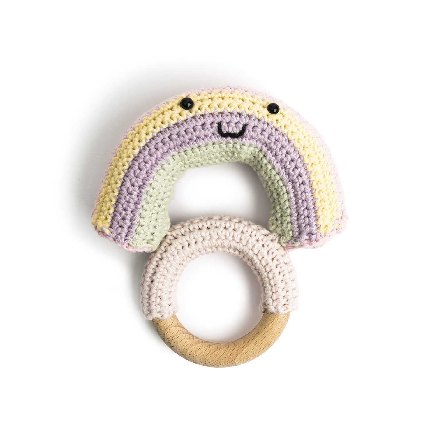 Creative Ricorumi dk: Handgehäkelter Regenbogen-Beißring in sanften Pastelltönen mit Holzring. Ideal für Babys.