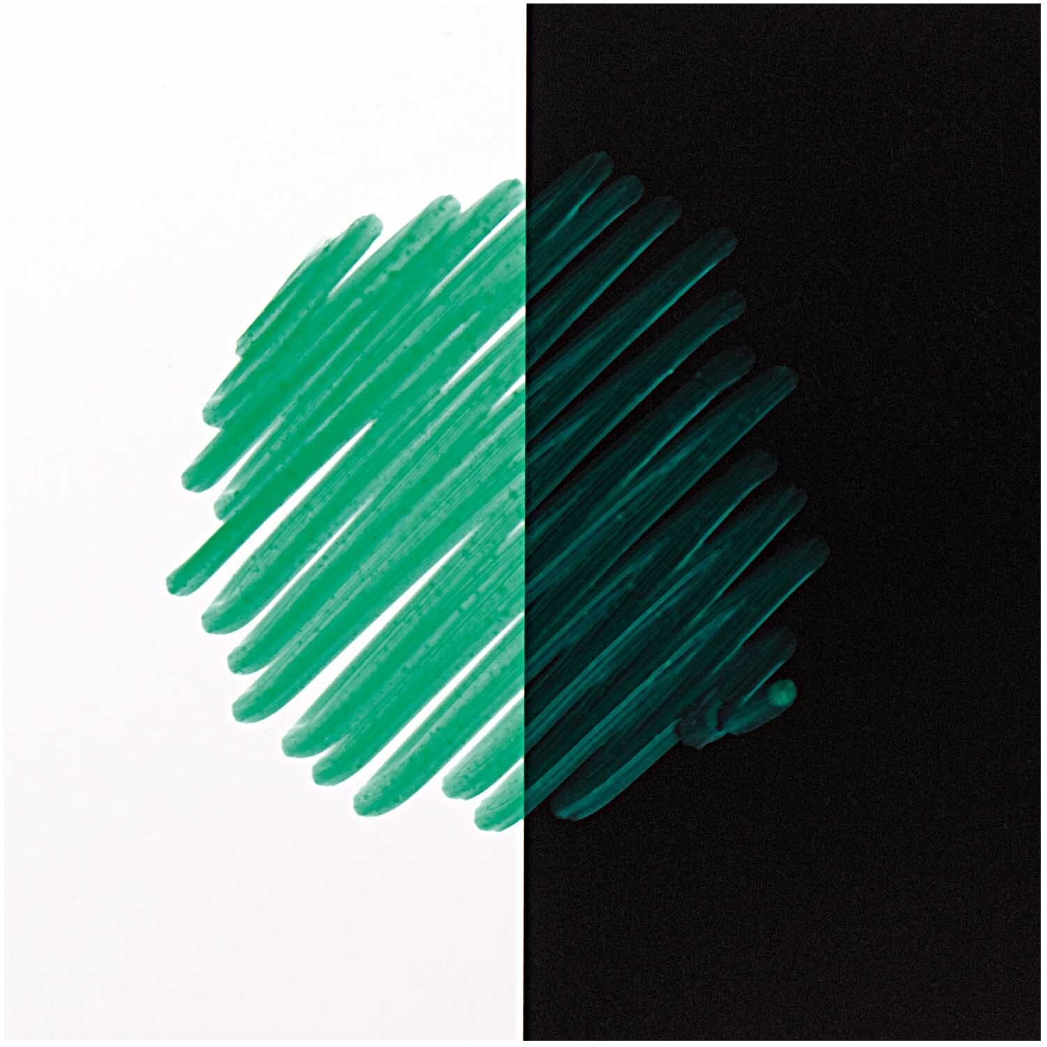 Lackmarker 2,0mm von Rico Design in Aktion, zeigt grüne Striche auf weißem und schwarzem Hintergrund.