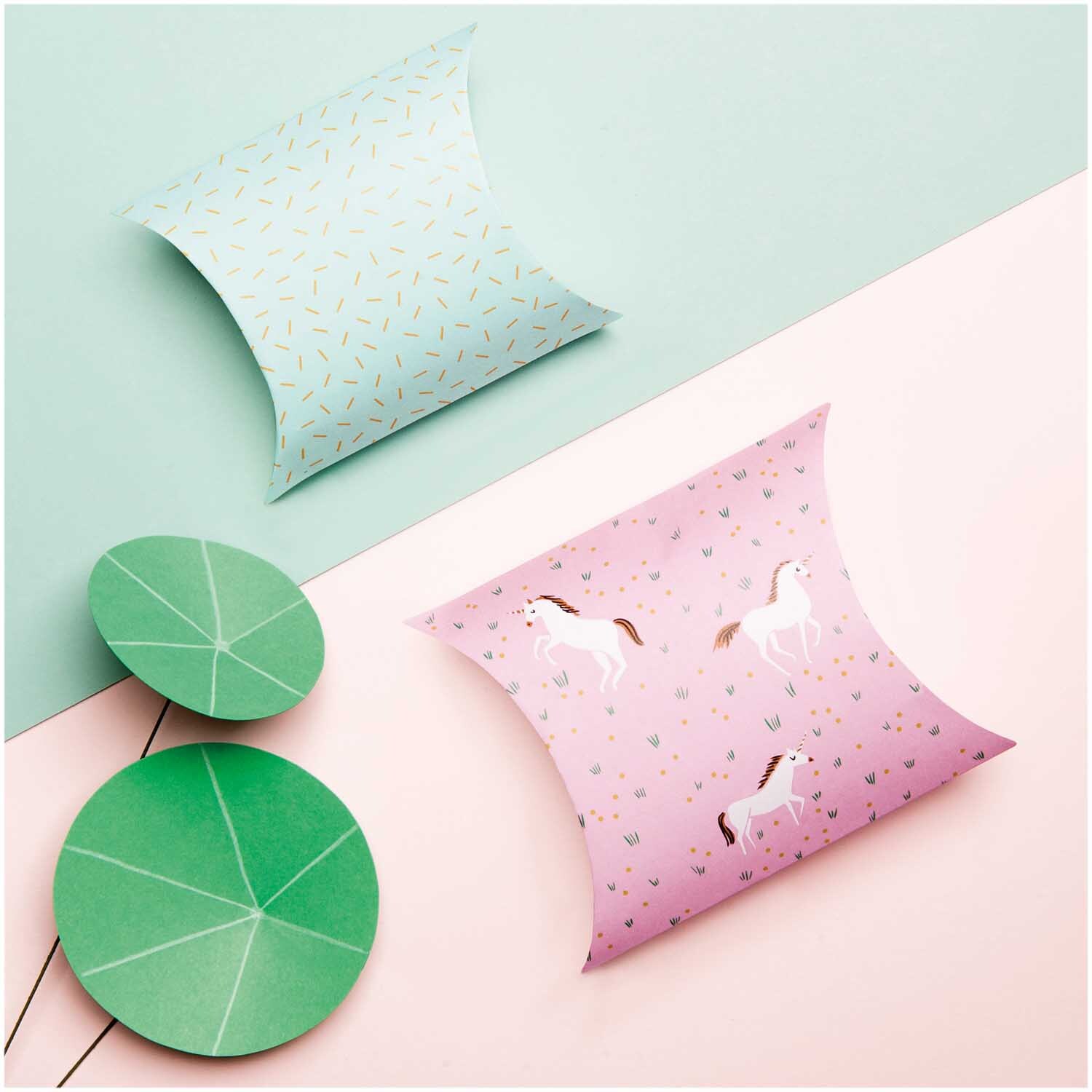Paper Poetry Geschenkschachteln mit Einhorn-Motiv, mehrfarbig, von Rico Design, auf pastellfarbenem Hintergrund.