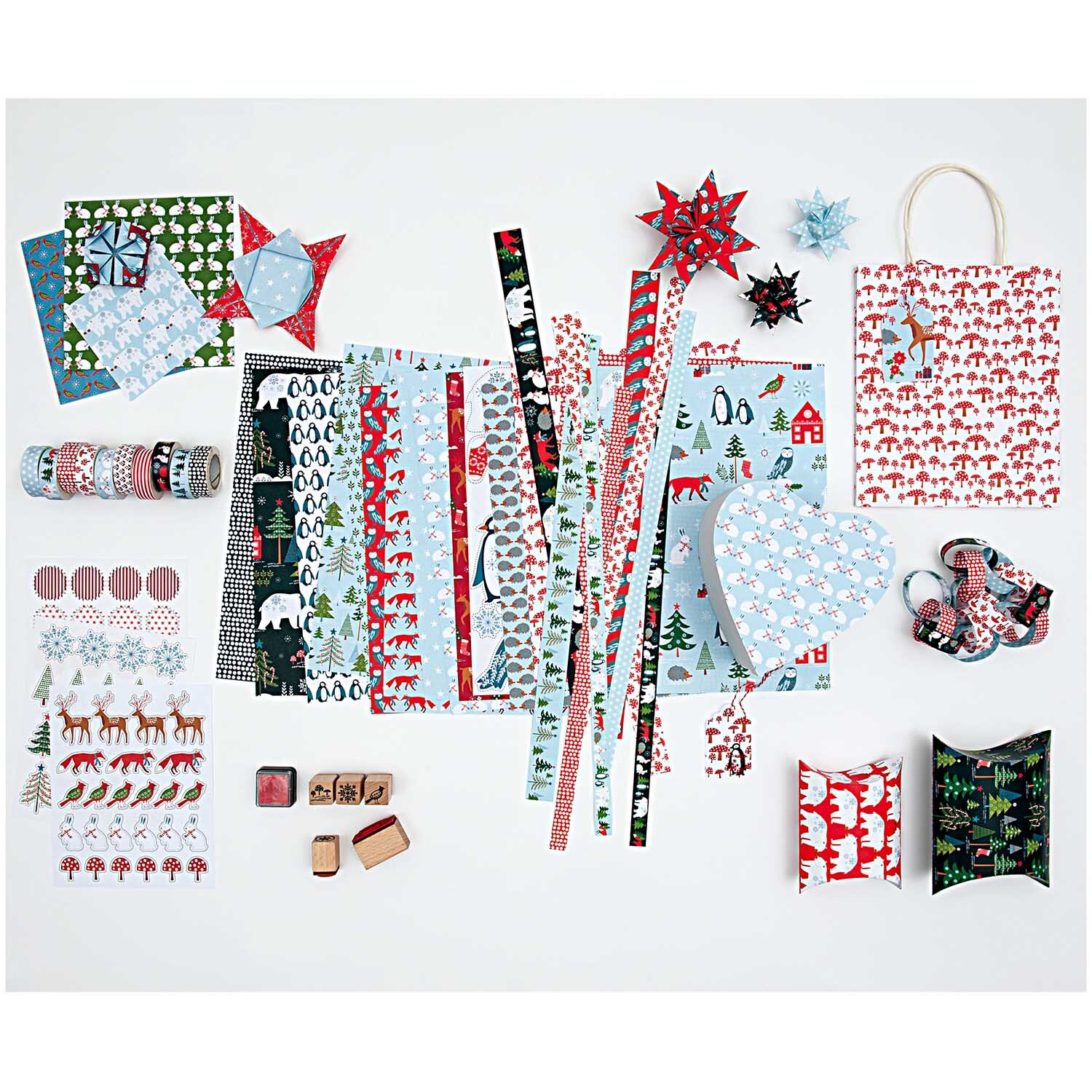 Paper Poetry Geschenkanhänger 30 Stück von Rico Design, umgeben von festlichem Geschenkpapier, Bändern und Stempeln in weihnachtlichen Mustern.