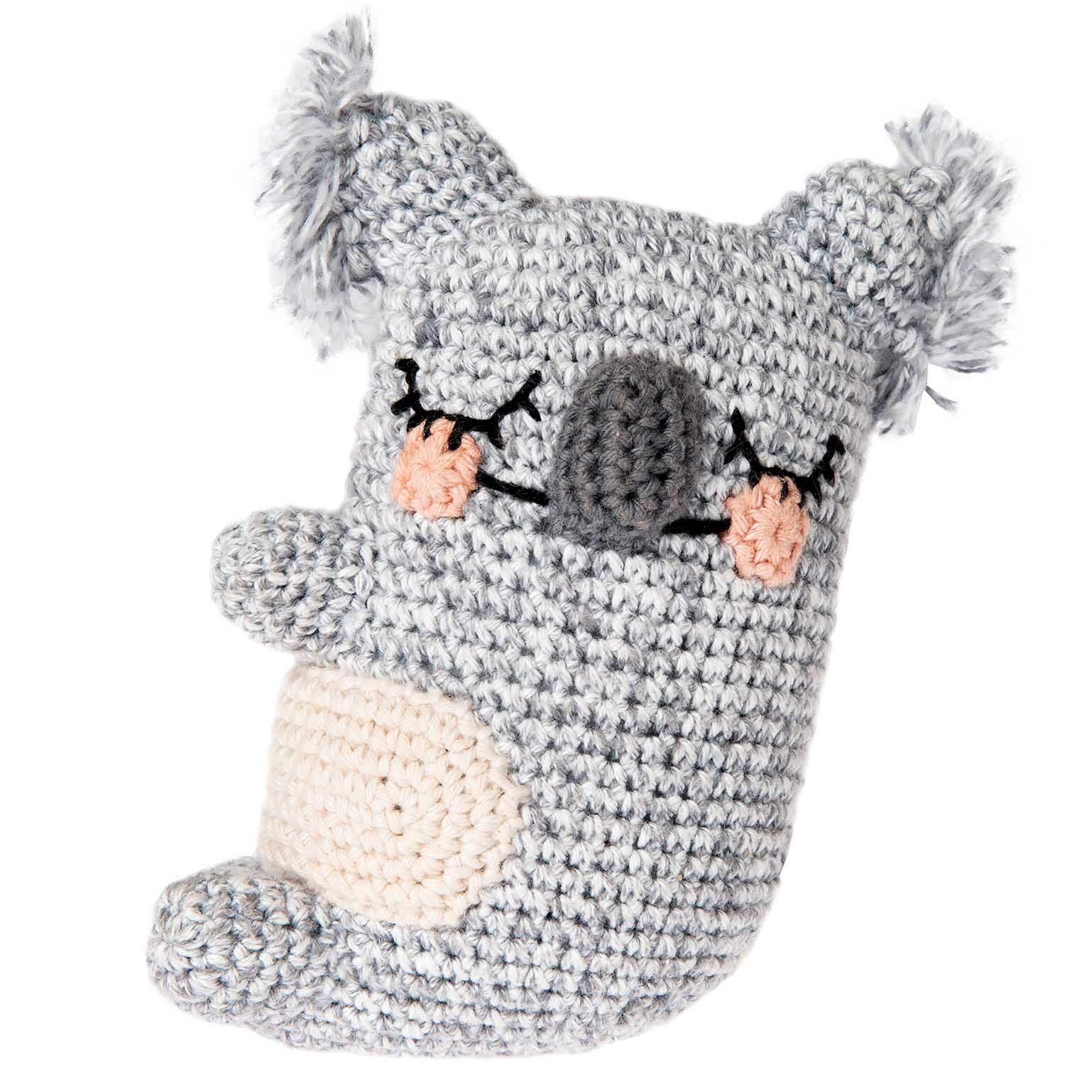 Häkelset Ricorumi Animals Koala: Ein grauer, gehäkelter Koala mit geschlossenen Augen und rosa Wangen von Rico Design.