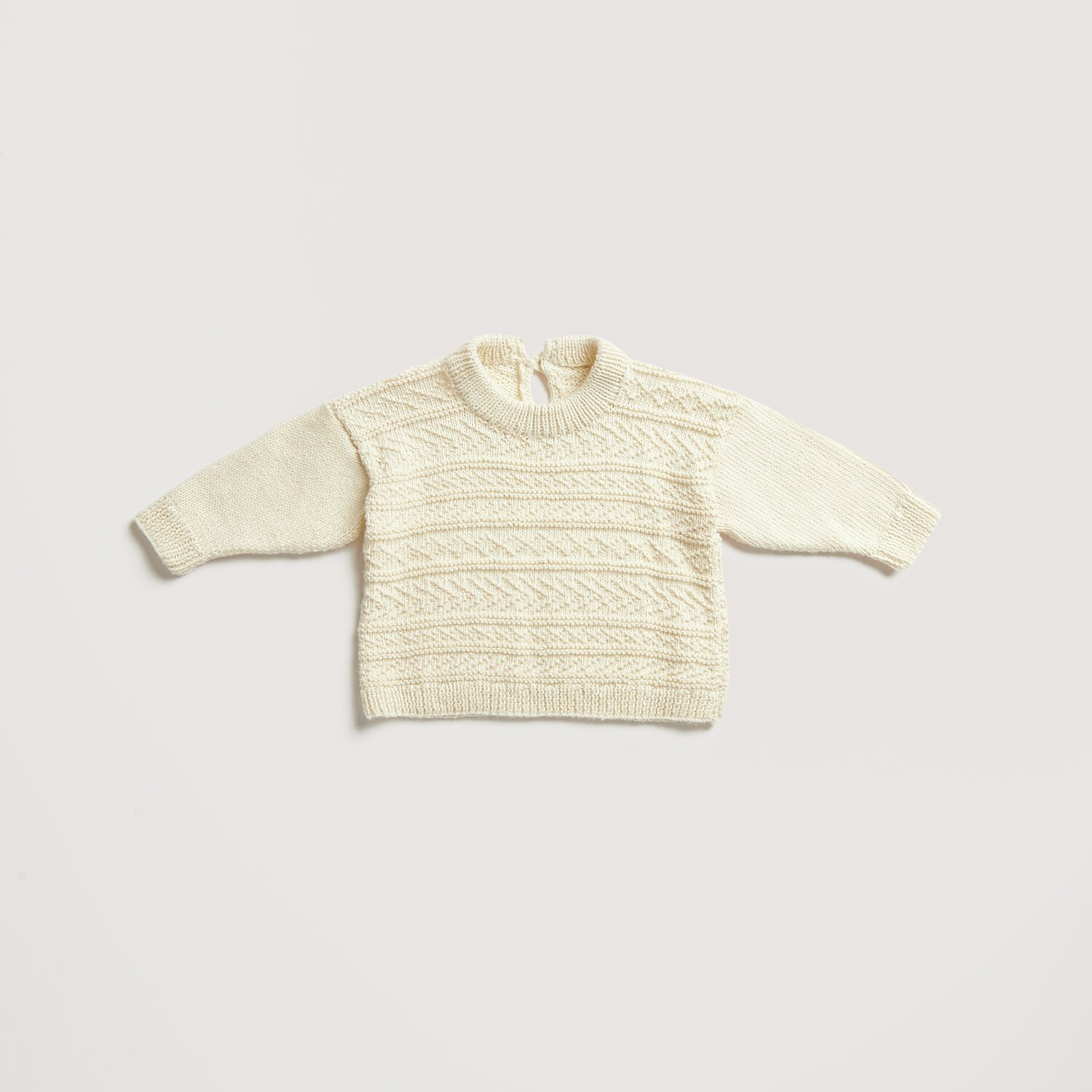 Baby Cozy Organic Cotton Cashmere Pullover in Creme, gestrickt aus weichem Material, ideal für empfindliche Babyhaut.
