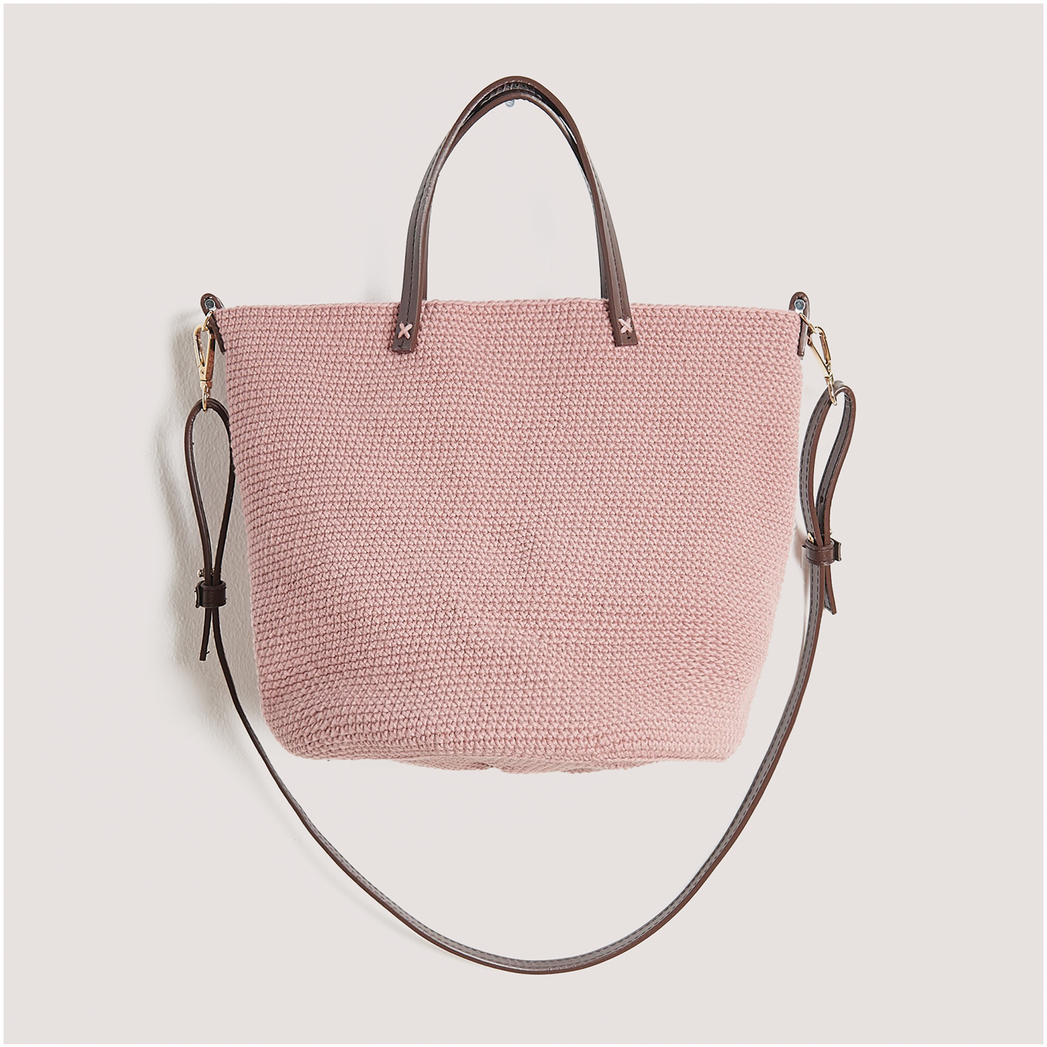 Häkelset Tasche Modell 08a aus Lovewool Nr. 18, rosa, mit braunen Henkeln und Schulterriemen.